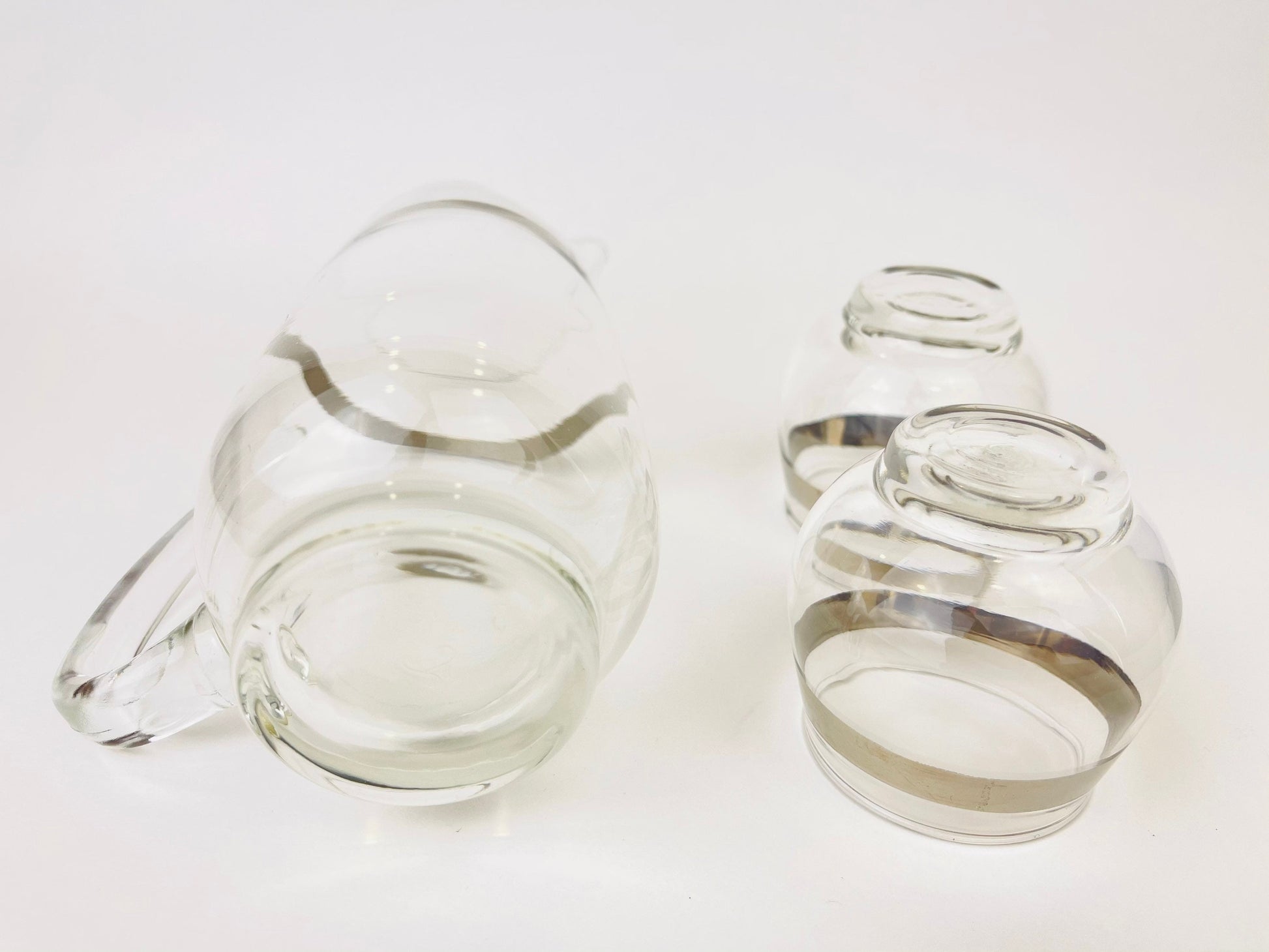 Product image for 'vintage dorothy thorpe cocktail set small pitcher 2 small glasses silver striped pattern made by libbey glass' (view 6b5afa)