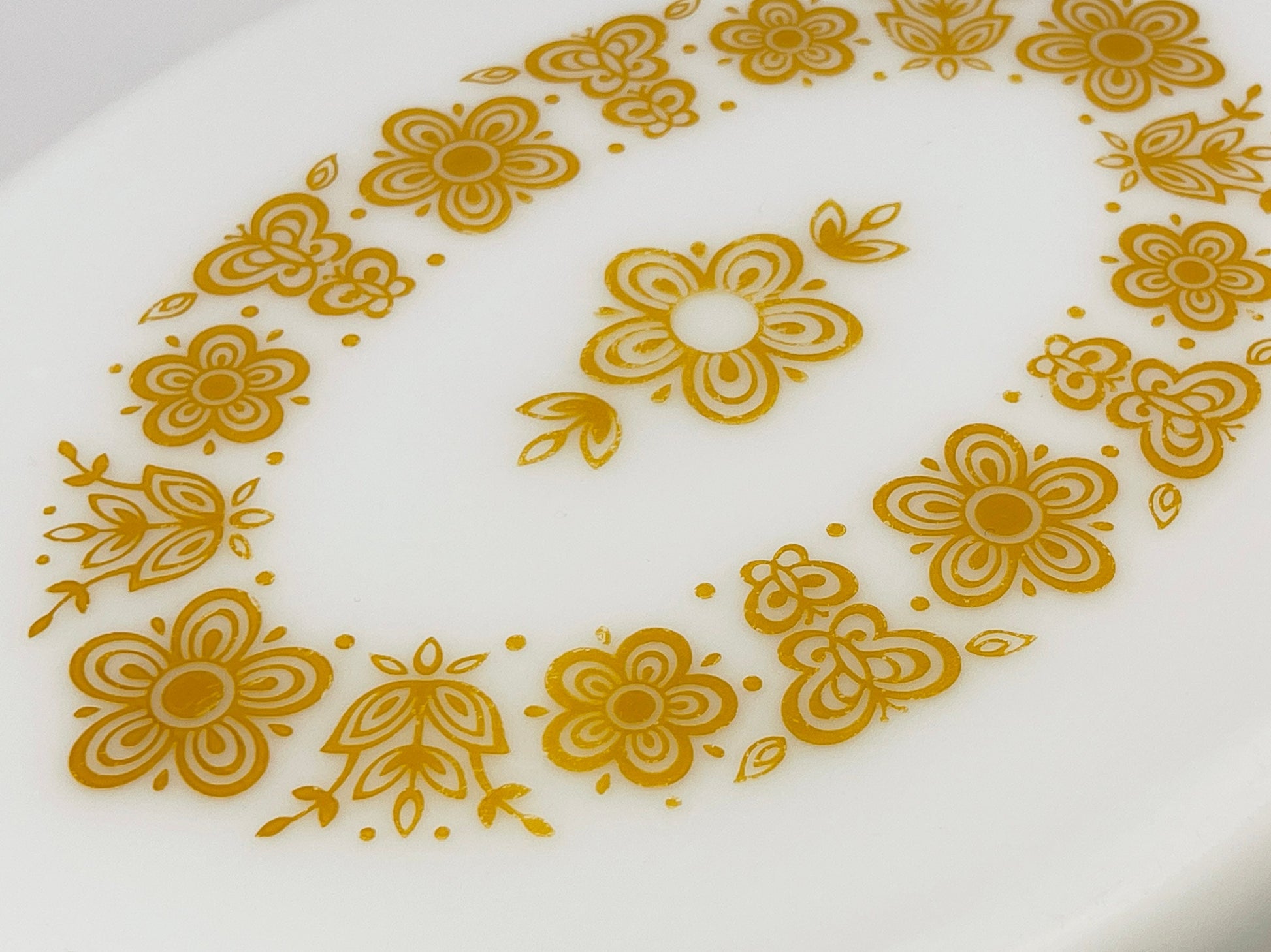 Product image for 'vintage butterfly gold pyrex divided casserole dish 1 qt' (view 14f5ca)