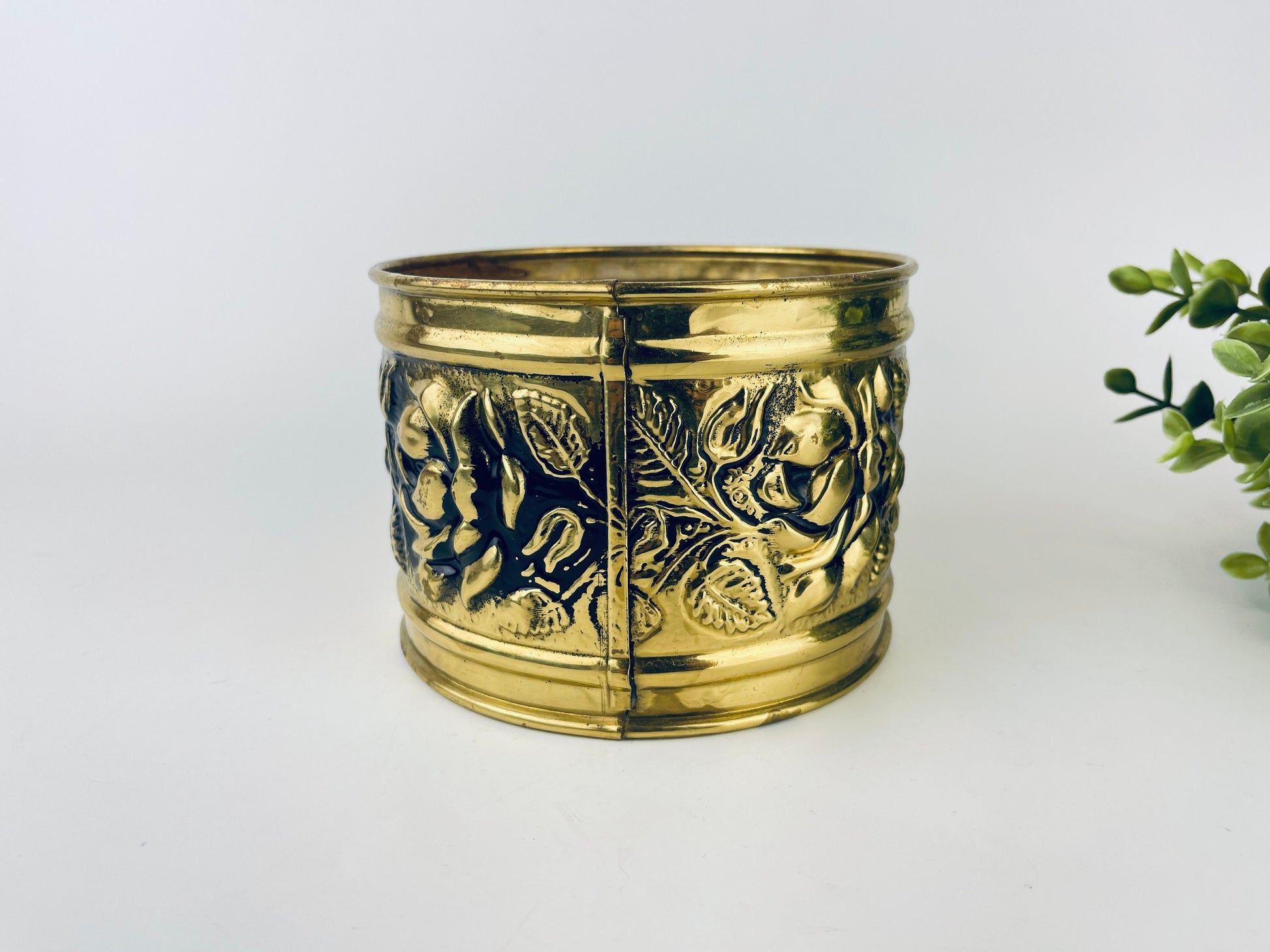 Product image for 'vintage embossed textured floral rose brass tub planter attractive aged metal patina made in england' (view 9f61b7)