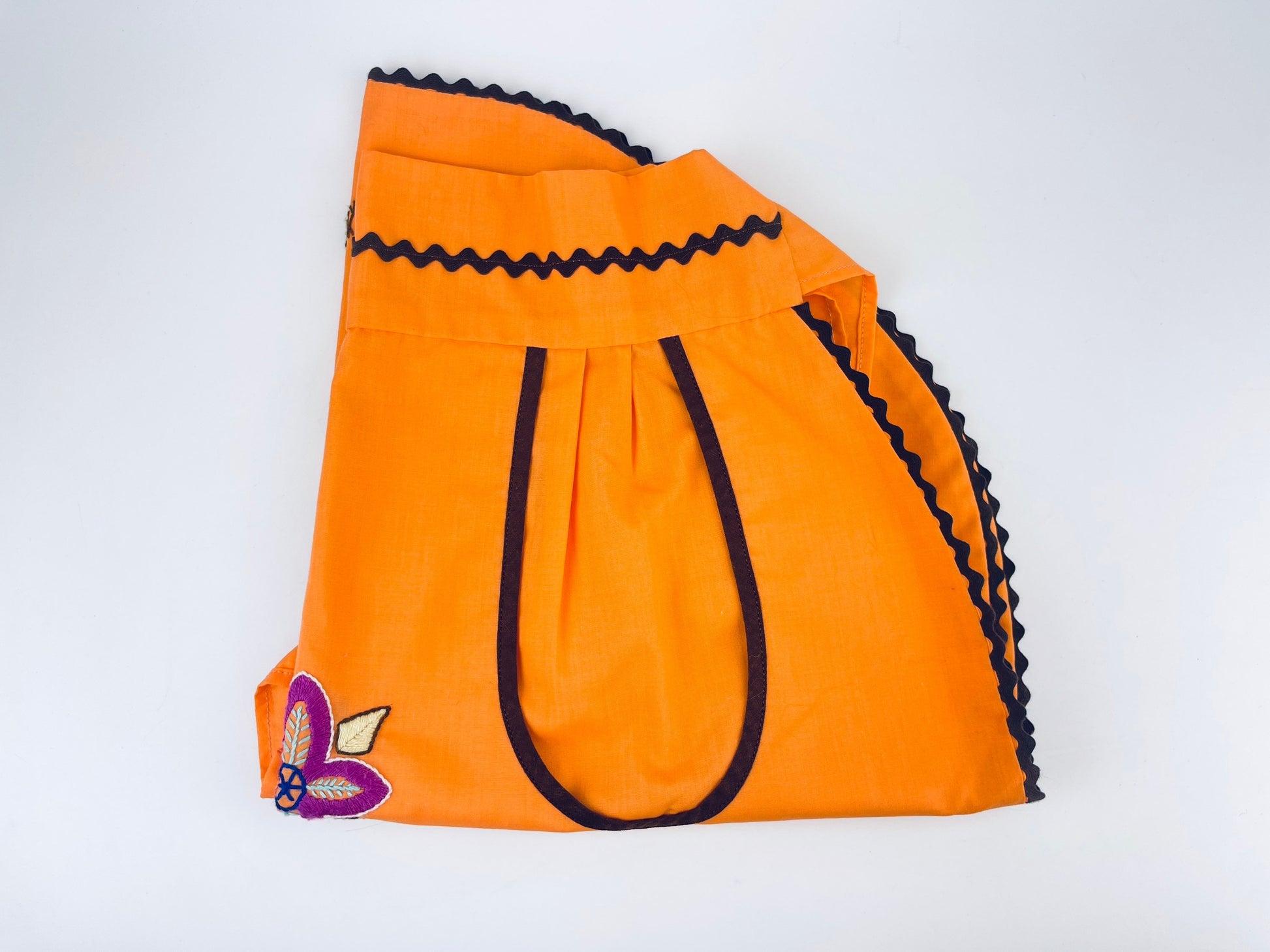 Product image for 'vintage embroidered floral oval waist apron orange brown duel eyelet pocket front' (view 6d53fd)