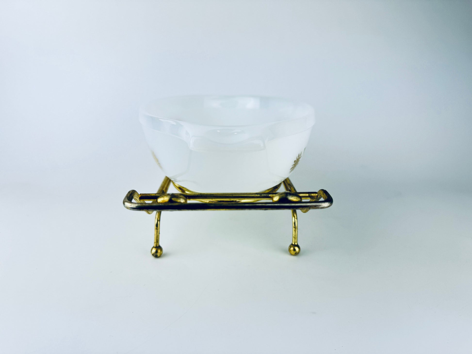 Product image for 'vintage jeannette glasbake gold atomic sunburst pattern casserole dish carrier milk glass dish 1 qt j 2274 made in usa' (view 92eaba)