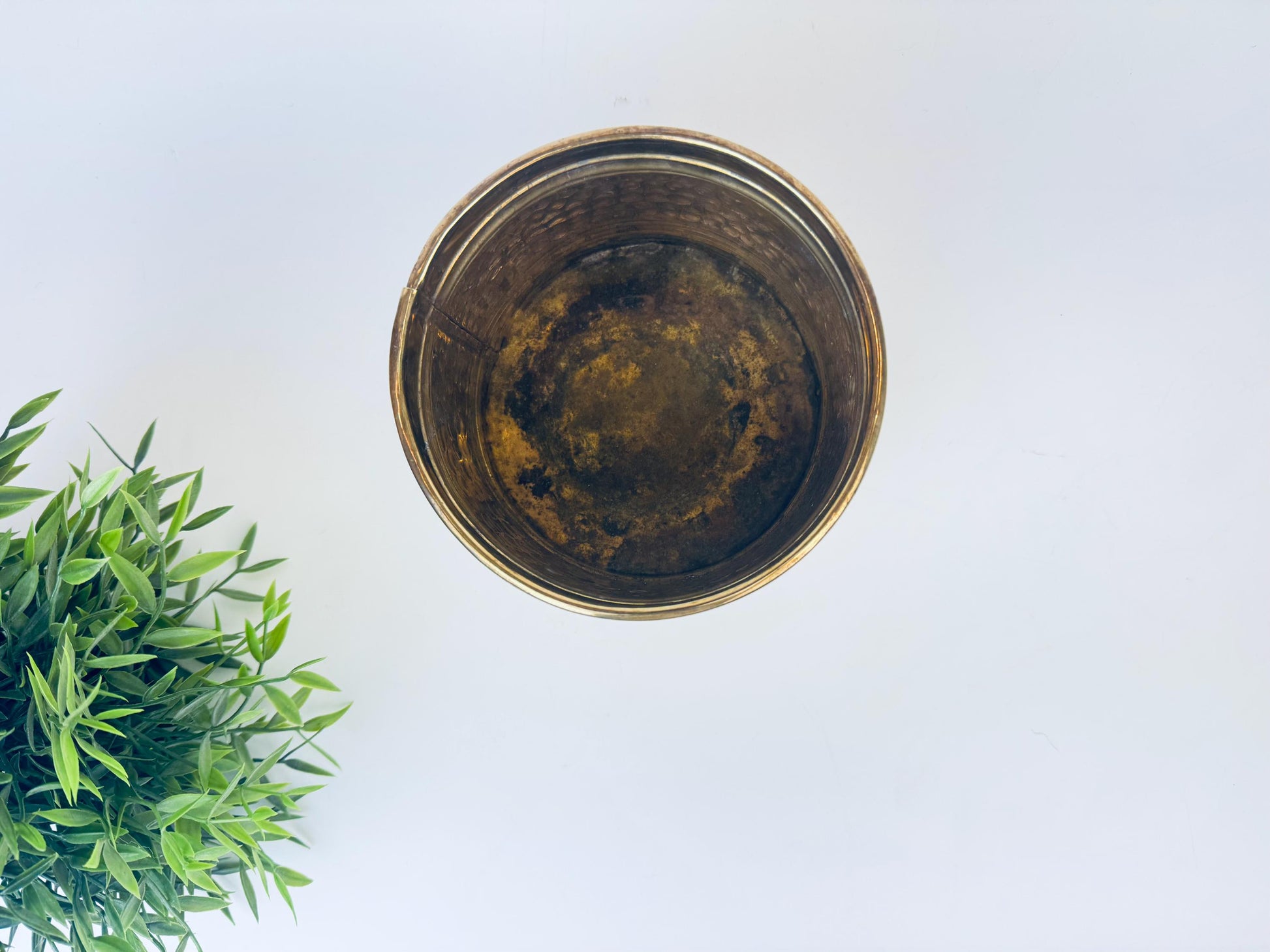 Product image for 'vintage 6 hammered brass indoor planter pot' (view 9d2b29)