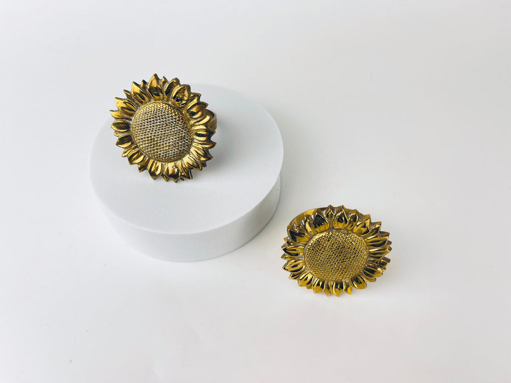 Product image for 'vintage brass sunflower napkin ring holders set of two 2 attractive aged patina' (view 9f0668)