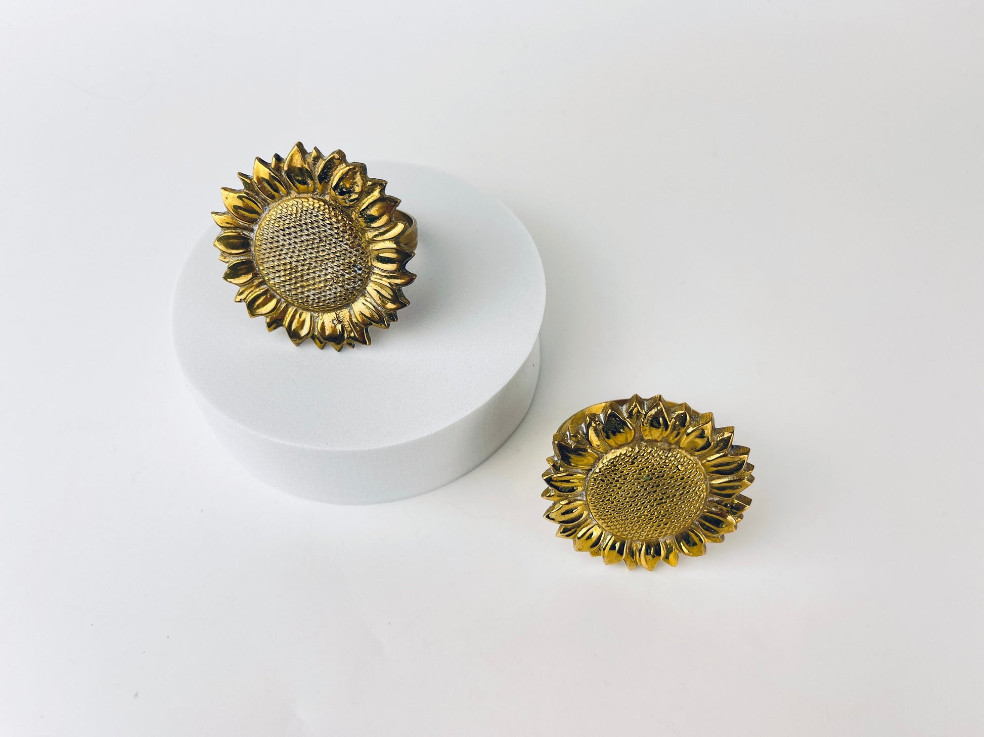 Product image for 'vintage brass sunflower napkin ring holders set of two 2 attractive aged patina' (view 9f0668)