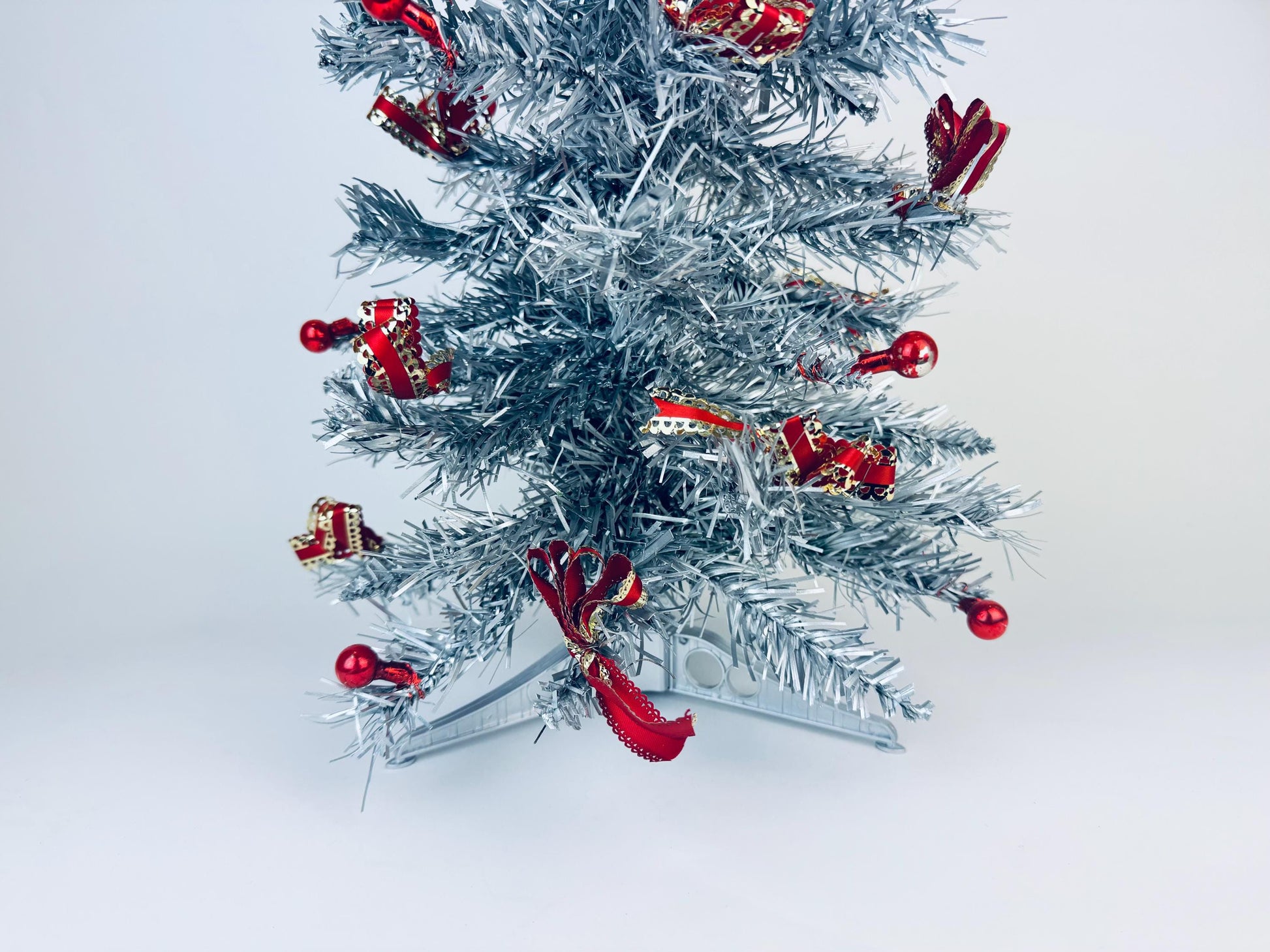 Product image for 'vintage red gold christmas tree ornament trimmings mid century modern christmas made in japan' (view 143598)