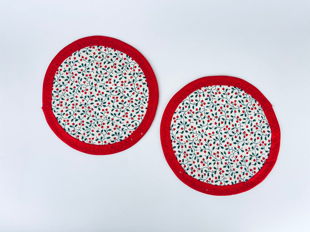 Product image for 'vintage christmas mistletoe hearts pot holder hot pad trivets set of two 2' (view b26185)