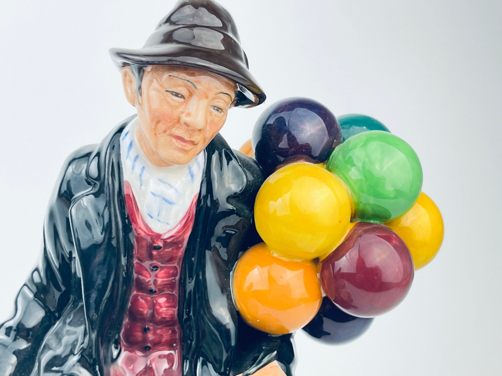 Product image for 'vintage royal doulton old balloon seller old balloon man figurines made in england sold separately' (view 19eb24)