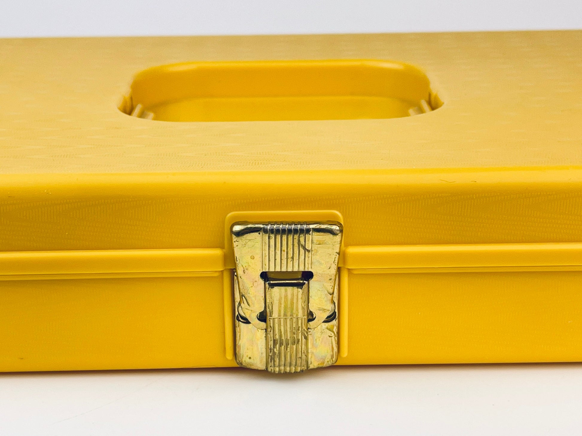 Product image for 'vintage wilson wil hold sewing box yellow gold swirl pattern with plastic organizers handle' (view 3423ae)