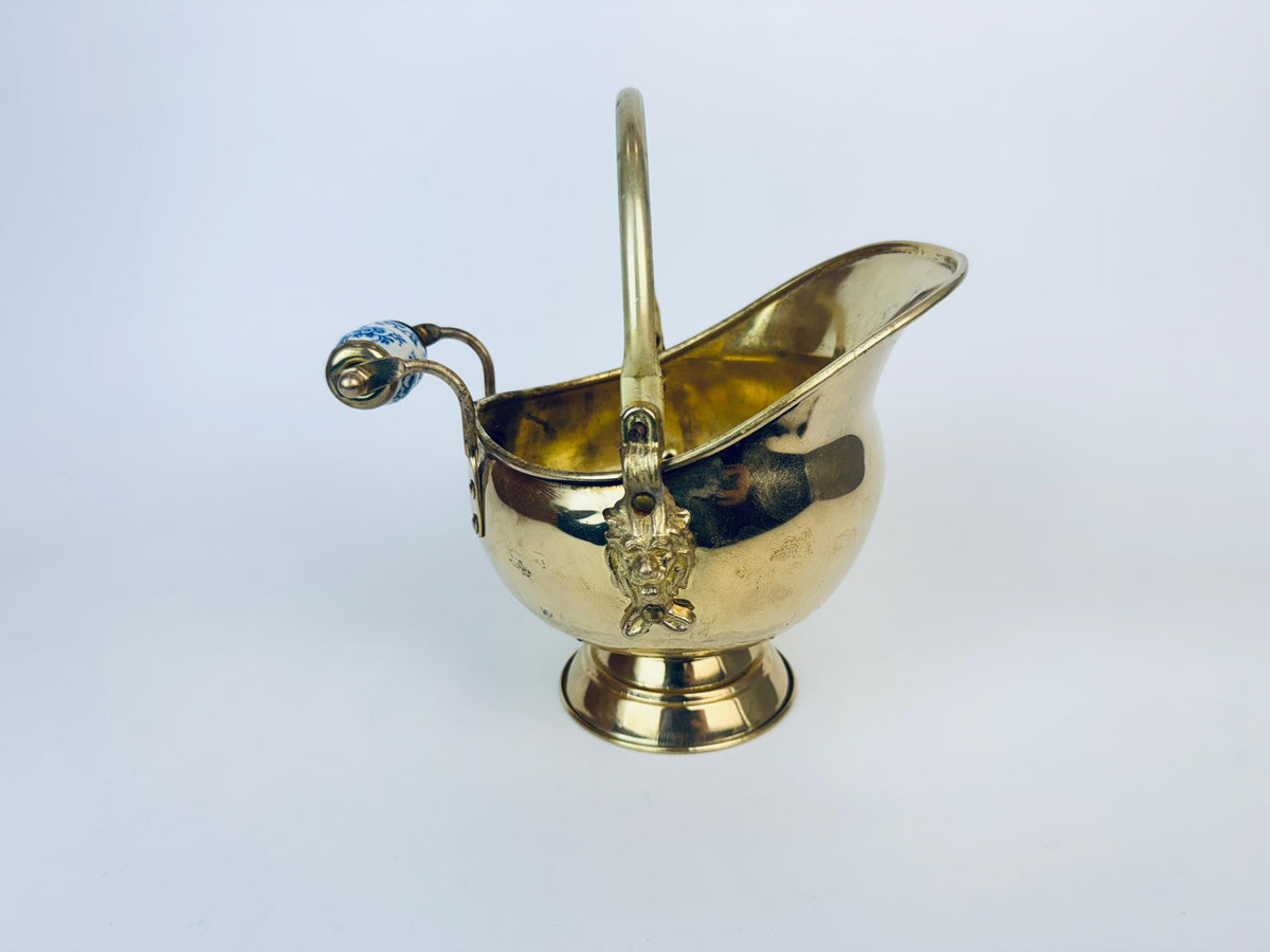 Product image for 'vintage brass lion head coal scuttle bucket elegant fireplace accent' (view 71b5ef)