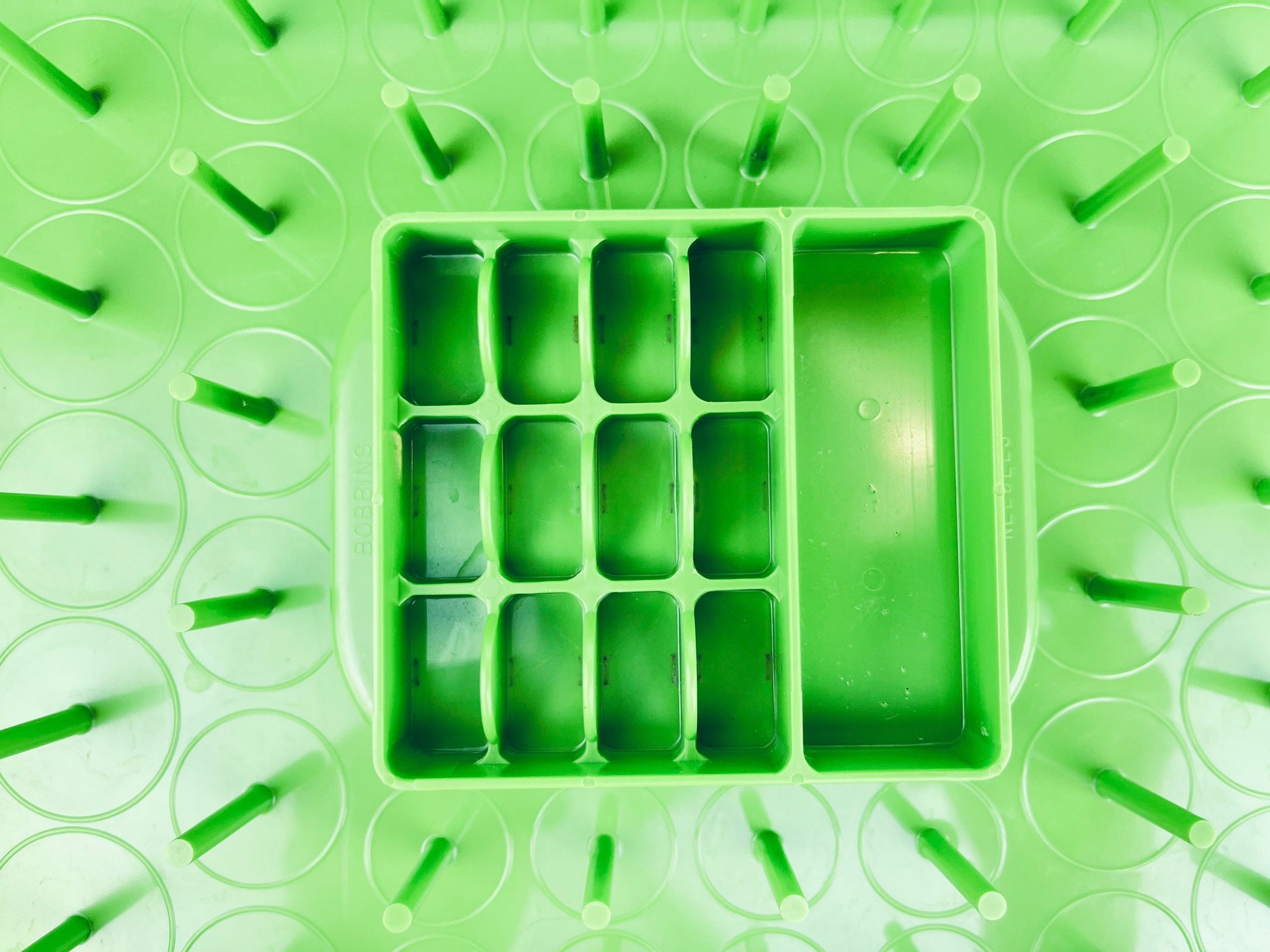 Product image for 'vintage wilson wil hold sewing box medium avocado green swirl pattern with plastic organizers handle' (view e65535)