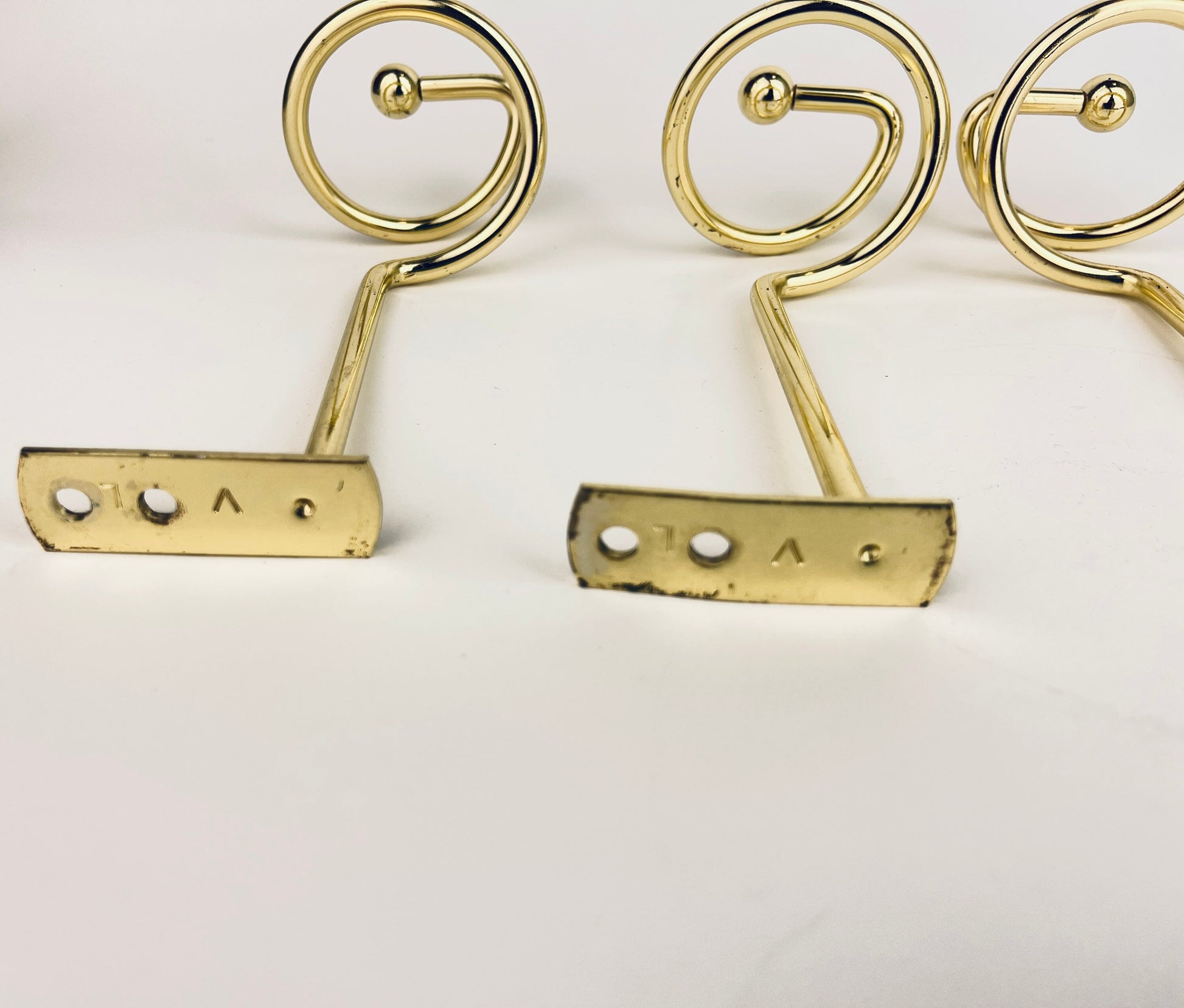 Product image for 'vintage brass swirl spiral brass wall hook aged metal patina set of three 3' (view 7cb5aa)