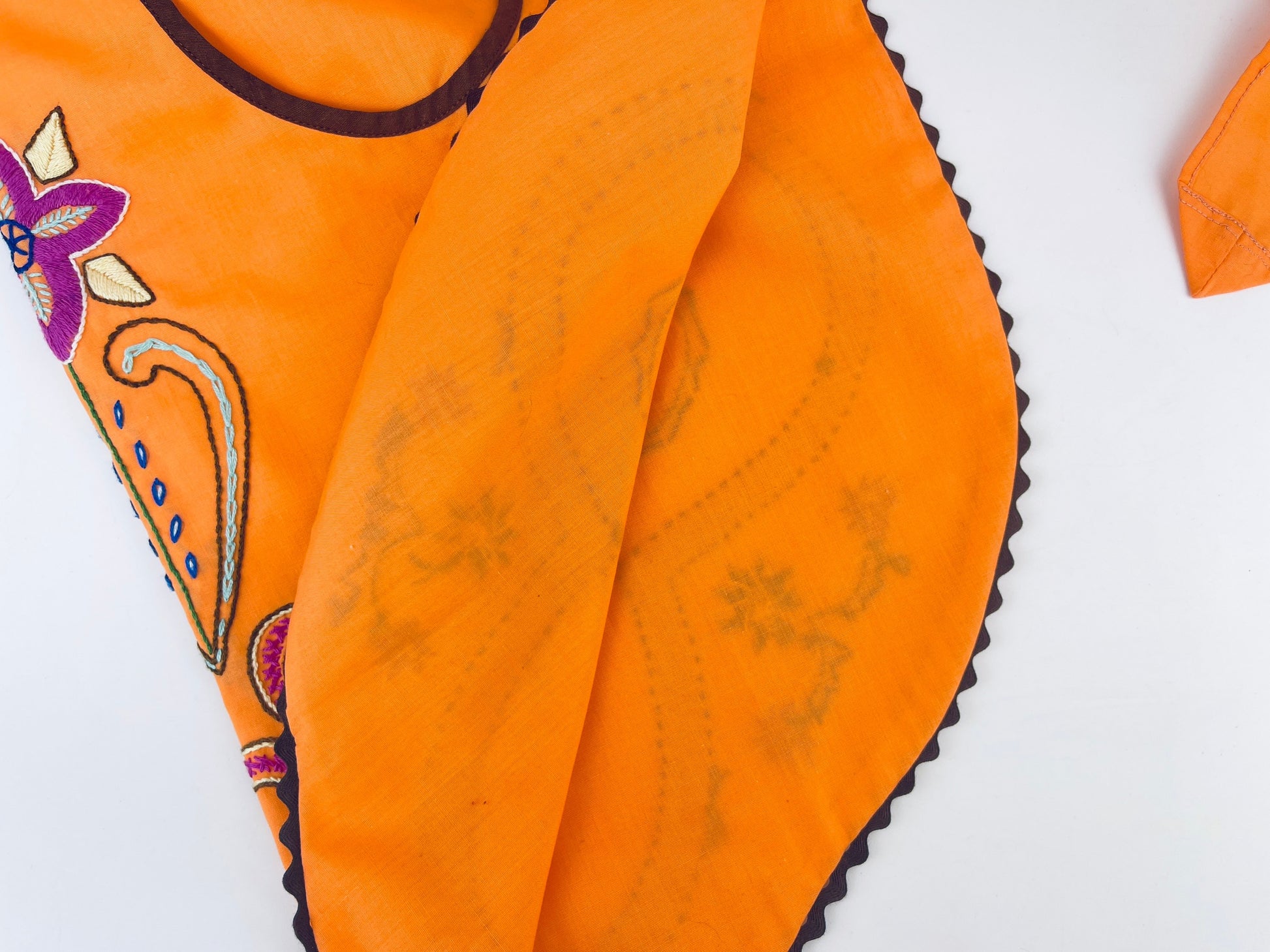 Product image for 'vintage embroidered floral oval waist apron orange brown duel eyelet pocket front' (view 65f13a)