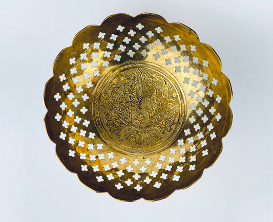 Product image for 'vintage etched floral brass round pedestal decorative brass bowl scallopped rim attractive aged metal patina' (view a7e880)