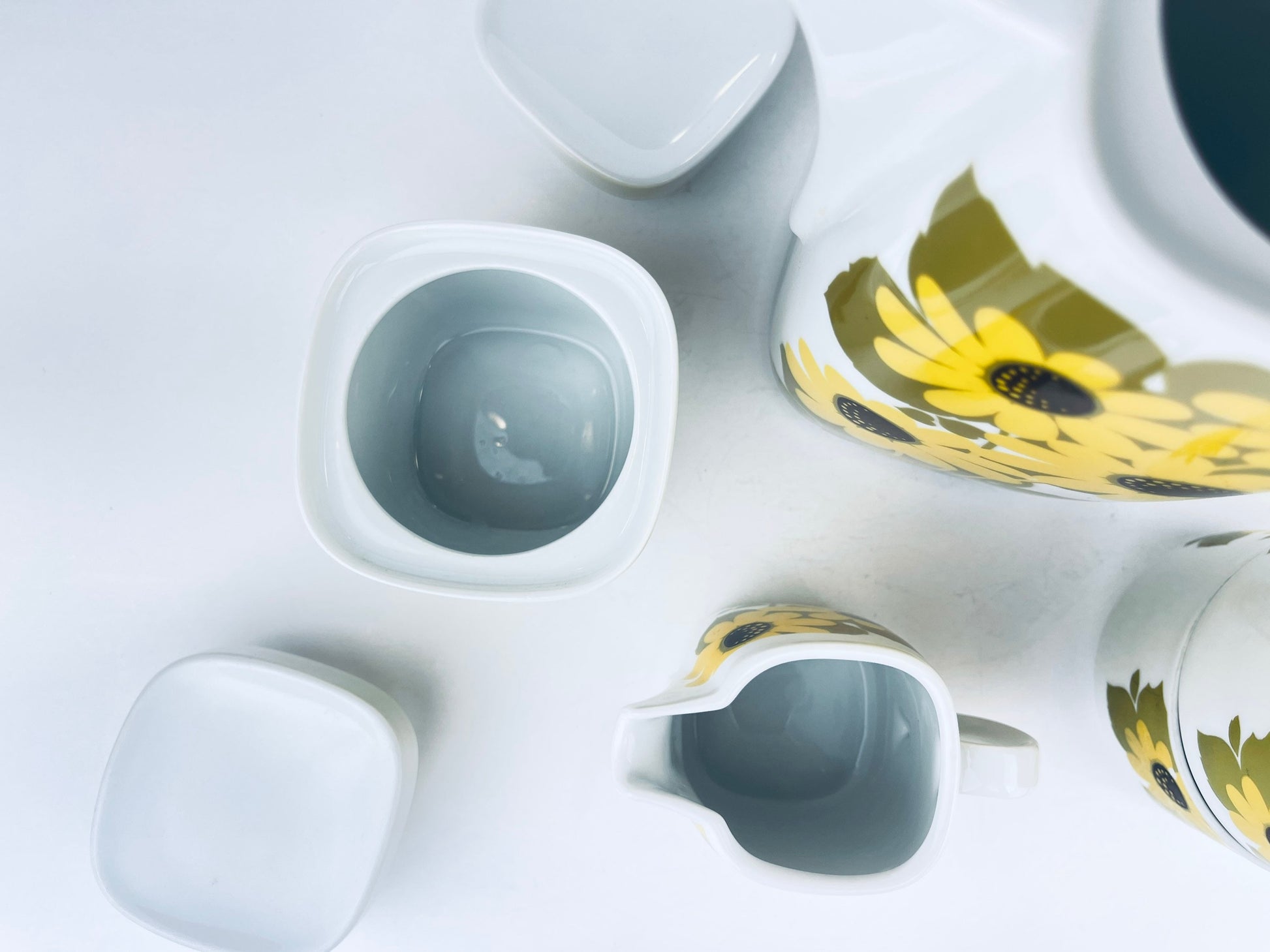 Product image for 'vintage yellow daisy tea set schirnding bavaria tea kettle cream sugar tea cups' (view 943518)