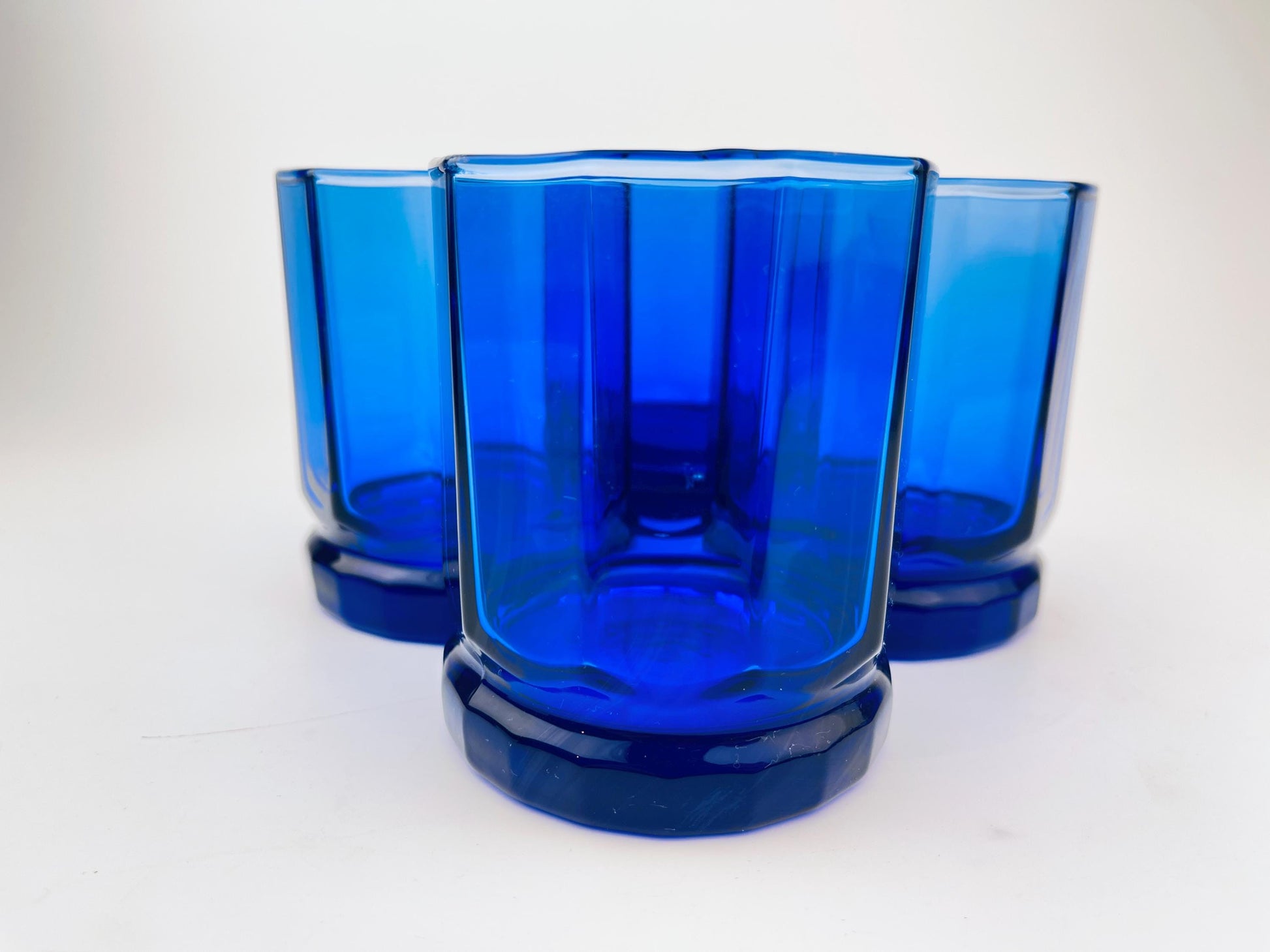Product image for 'vintage cobalt blue drinking glasses set of four 4 decagonal geometric design' (view 4e410d)