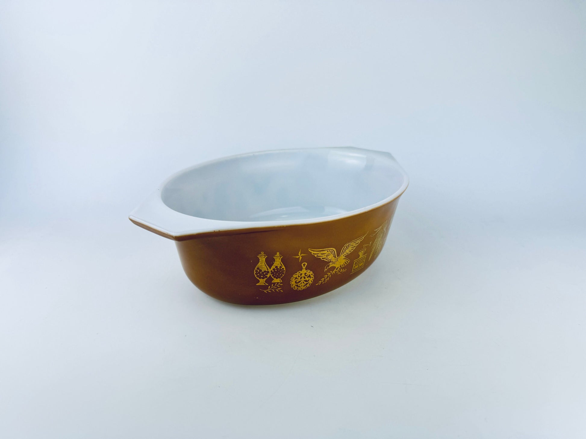 Product image for 'vintage early american pyrex white milk glass casserole dish 043 1 1 2 qt 1 42 litre early canadian' (view 73271f)