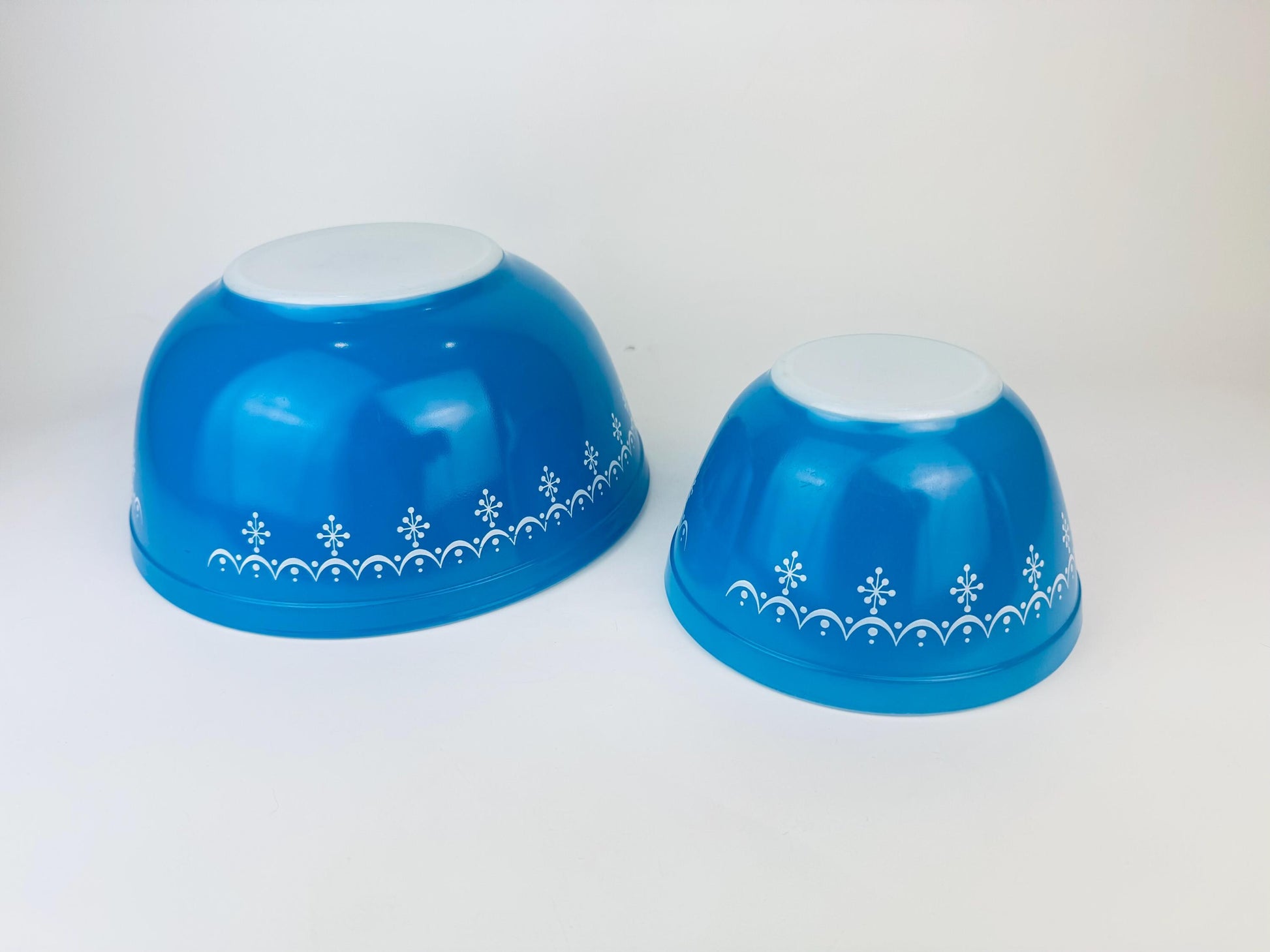 Product image for 'vintage snowflake blue garland pyrex glass mixing bowls sold separately' (view 3346a5)