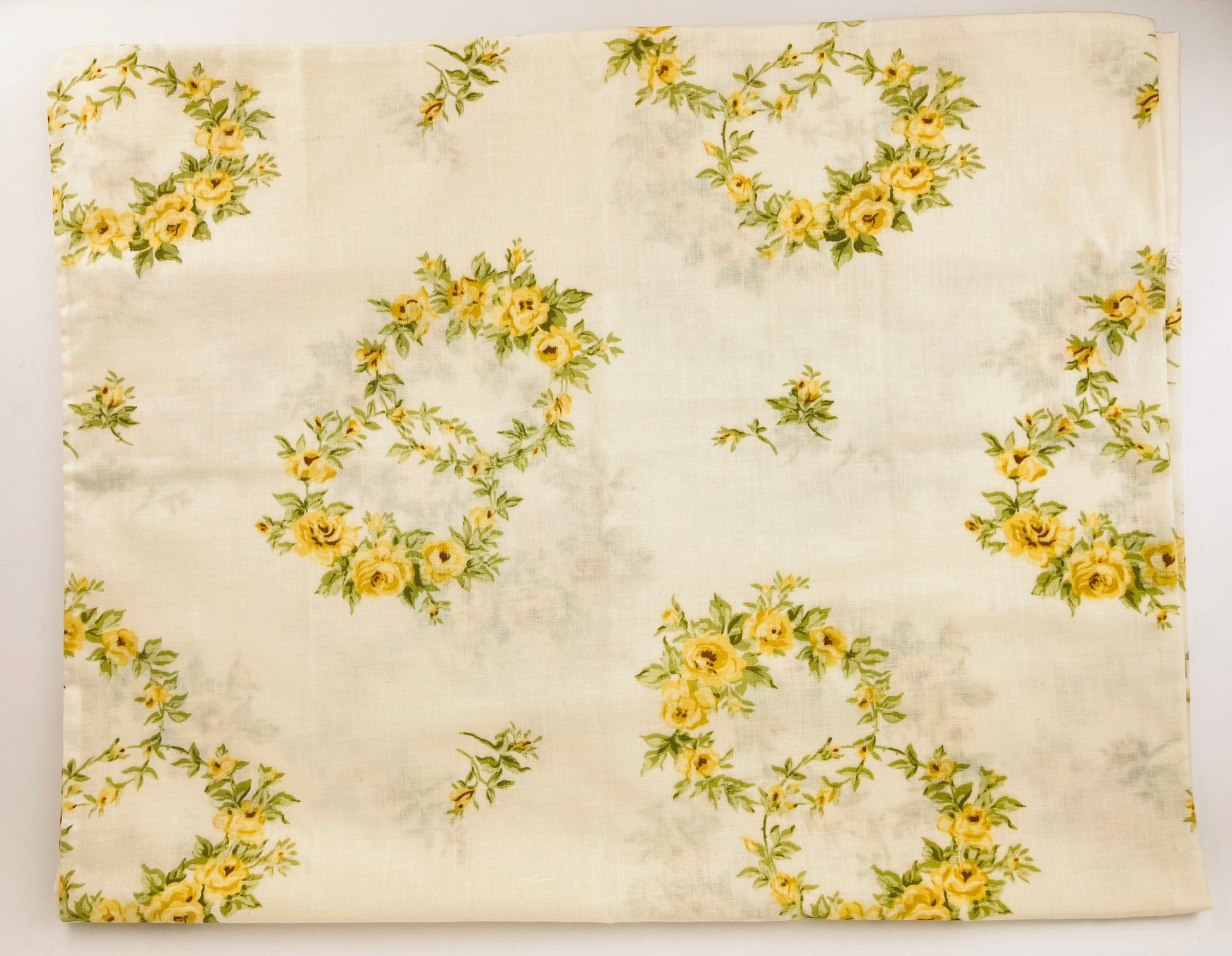 Product image for 'vintage dan river dantrel standard queen beige yellow floral pillow cases set of two 2 no iron muslin made in usa' (view dc9341)