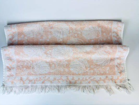 Product image for 'vintage pink white shell print fringe bath towel' (view 9e98df)