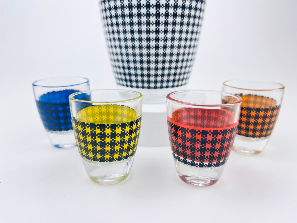 Product image for 'vintage houndstooth glass decanter shot glass barware set made in france' (view 915a4f)