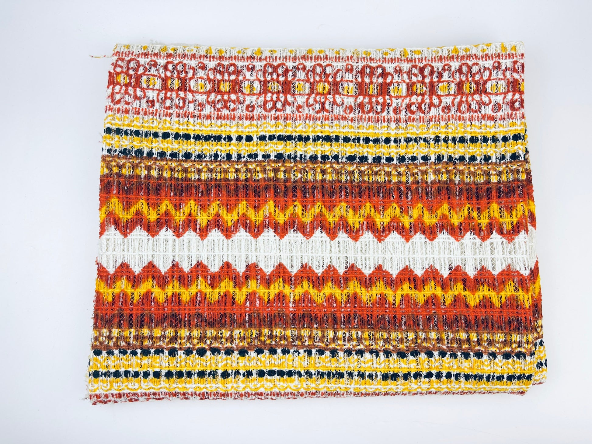 Product image for 'vintage groovy daisy flower power thick woven cotton polyester blend fabric' (view 9b5fb1)