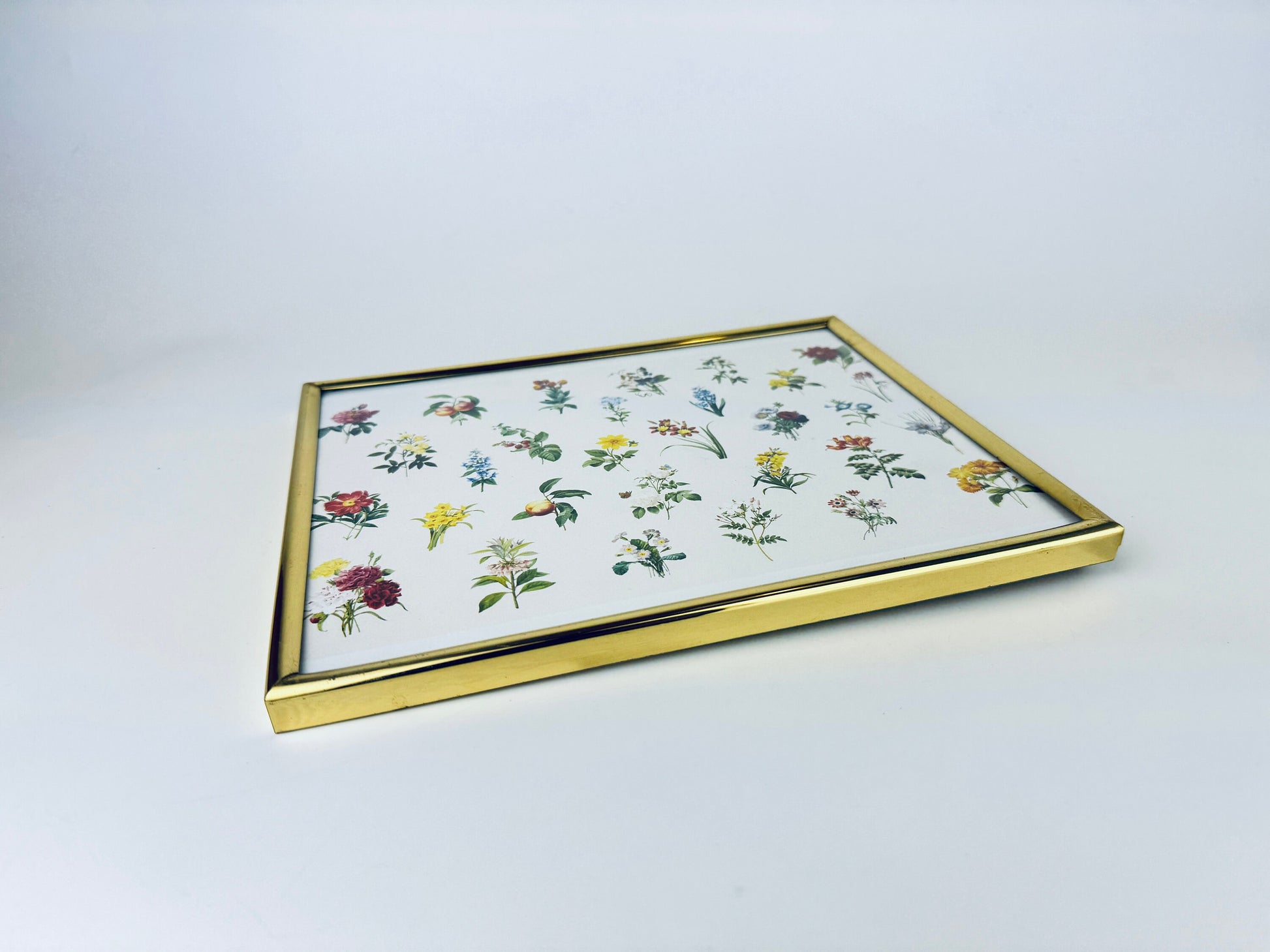 Product image for 'vintage solid brass tabletop wall picture frame 8 x 10 made in korea woodwards department store' (view 74809e)