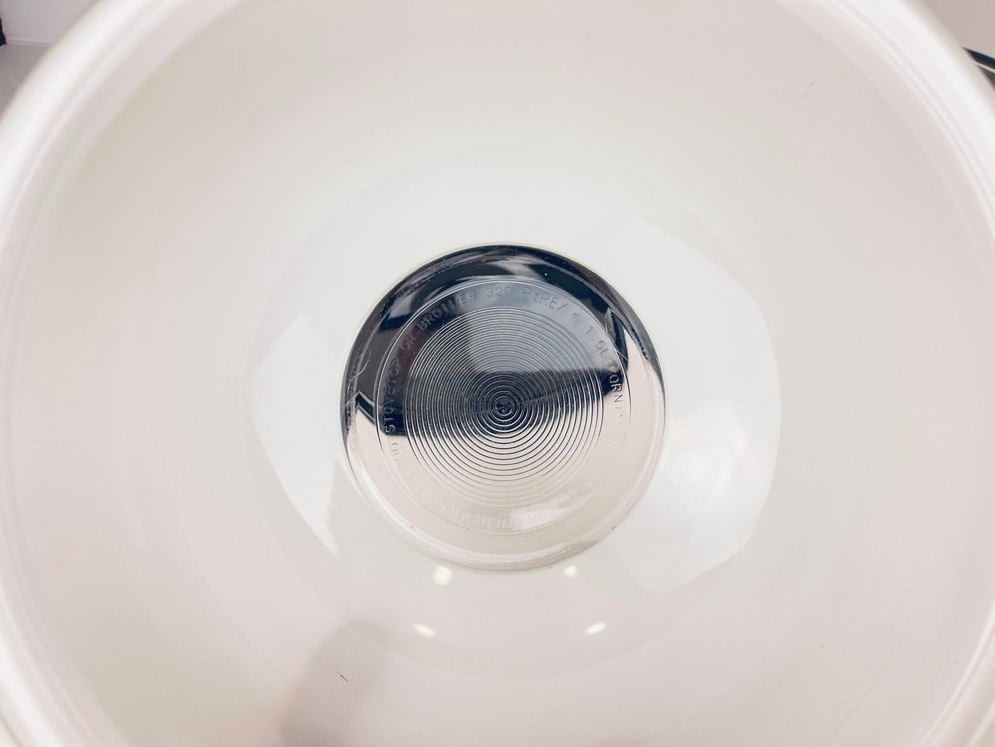 Product image for 'vintage pyrex nesting bowl set mixing bowls of various size black white with clear bottoms 322 323 325' (view 7ceb33)