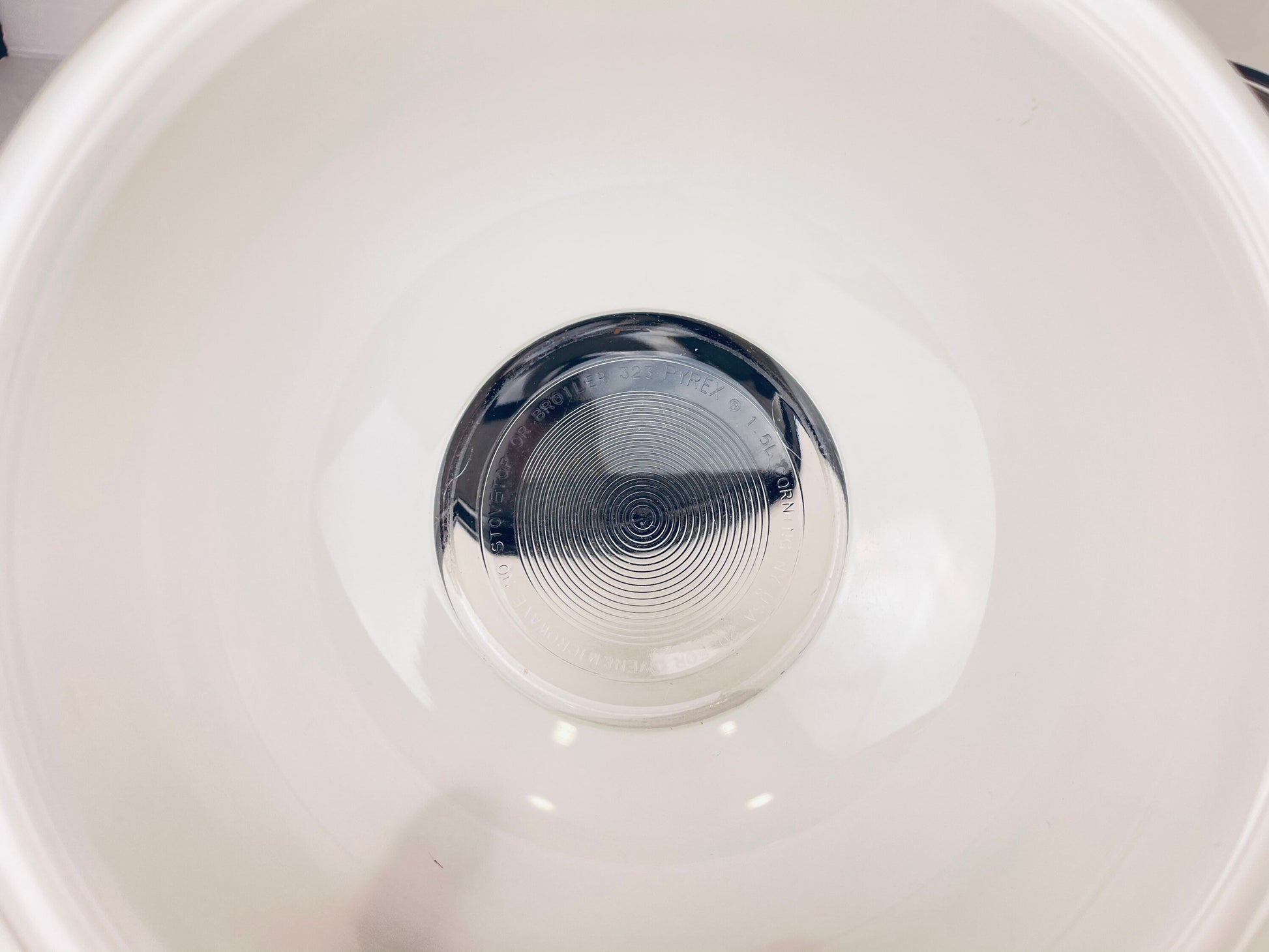 Product image for 'vintage pyrex nesting bowl set mixing bowls of various size black white with clear bottoms 322 323 325' (view 7ceb33)