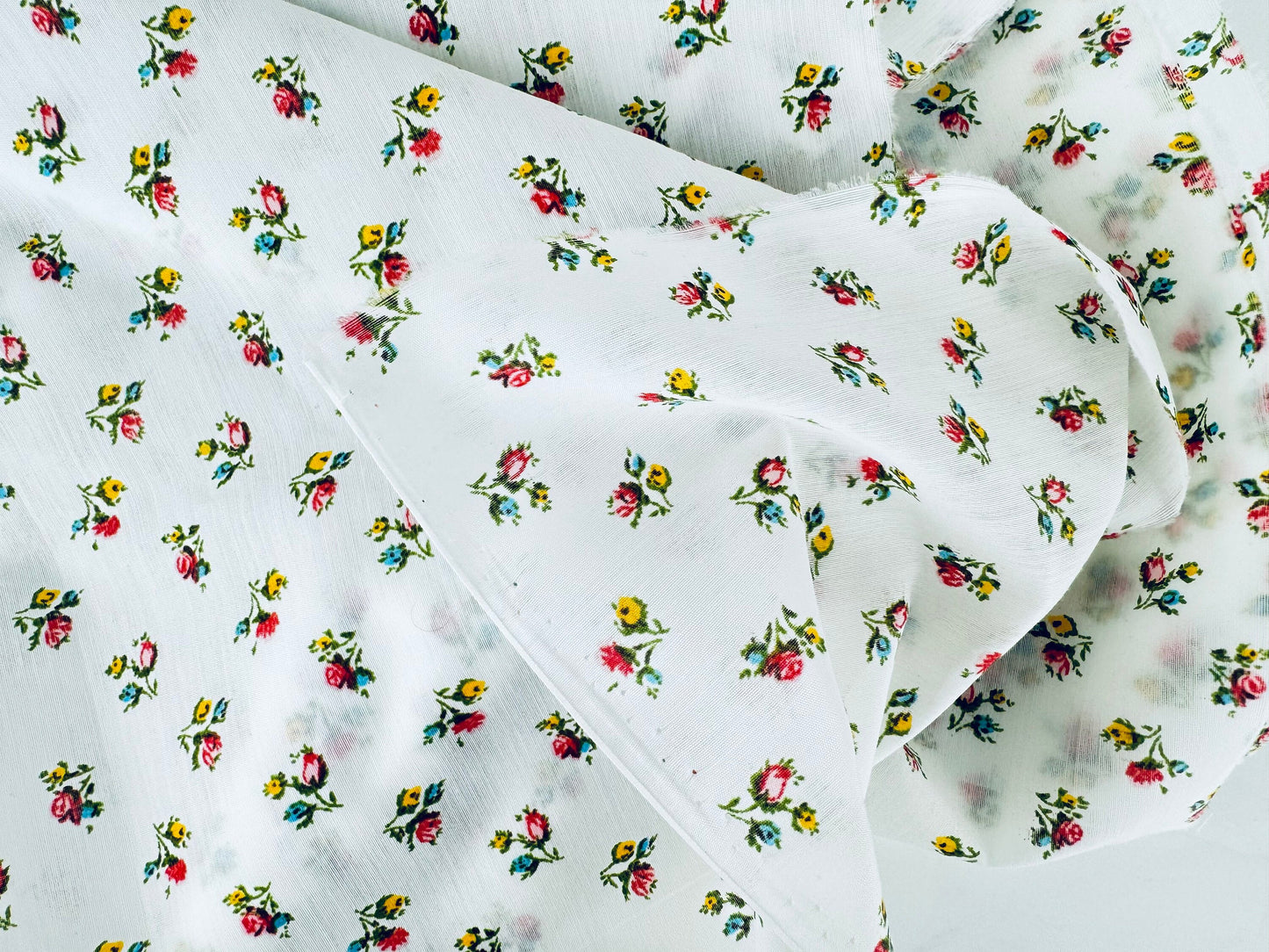 Product image for 'vintage floral bouquet print semi sheer polyester fabric material 45 x 106' (view 38881c)