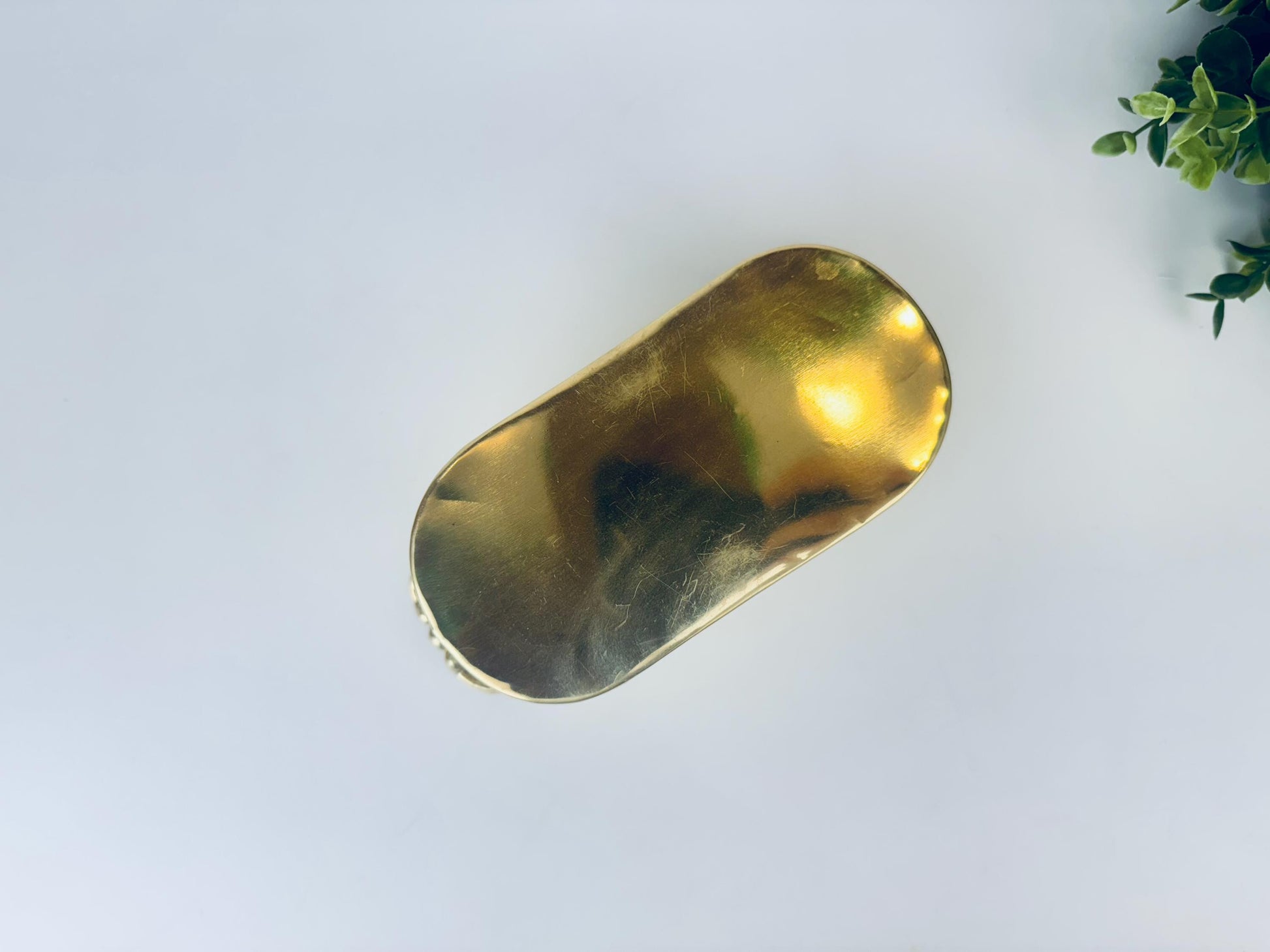 Product image for 'vintage oval handled brass indoor planter' (view 168bda)