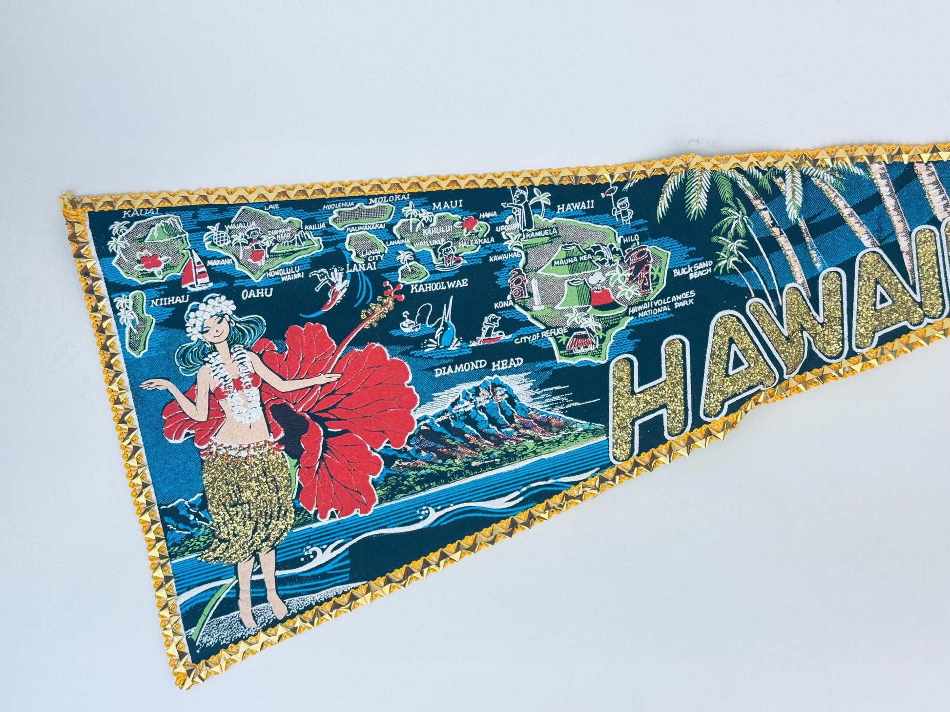 Product image for 'vintage hawaii souvenir the 50th state large tapered pennant wall hanging' (view d8f0a7)