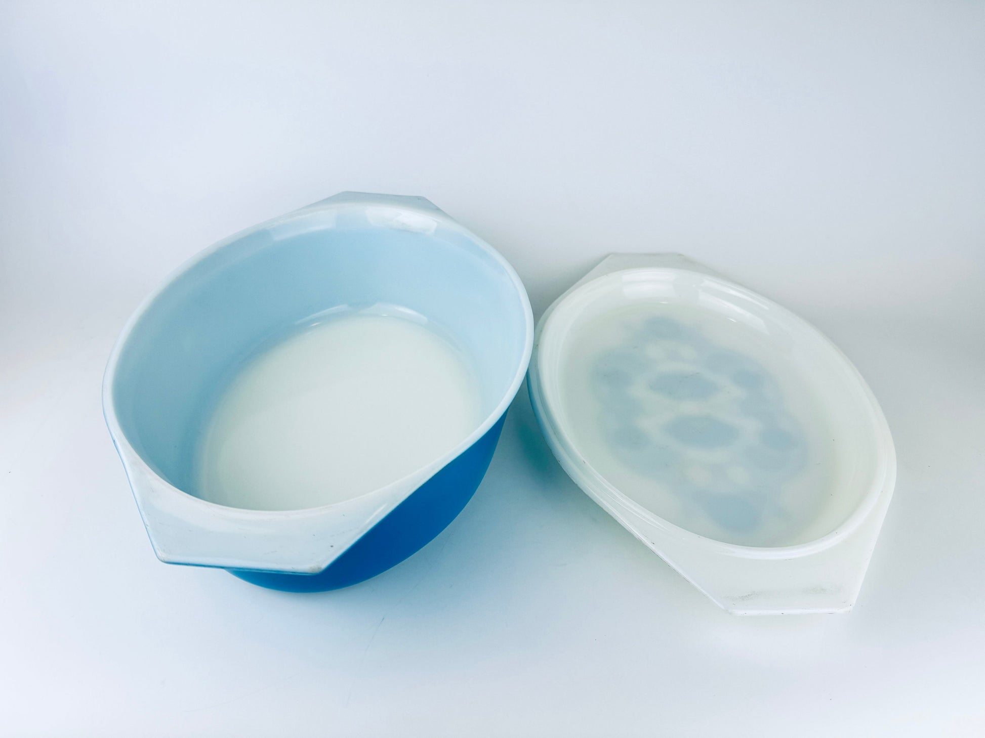 Product image for 'vintage horizon blue pyrex oval casserole dish 2 1 2 qt made in usa' (view 62c49e)