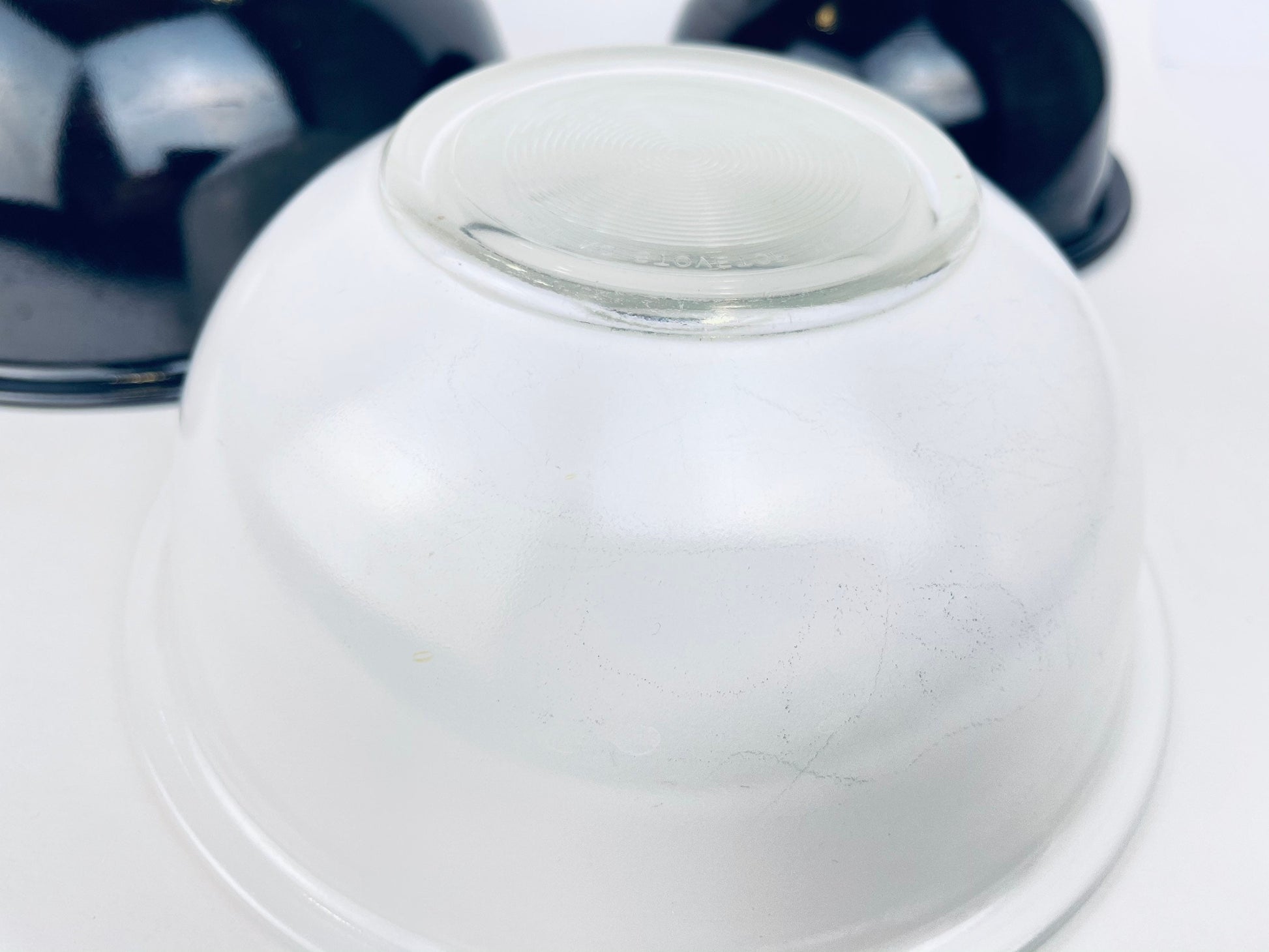 Product image for 'vintage pyrex nesting bowl set mixing bowls of various size black white with clear bottoms 322 323 325' (view 4eec31)