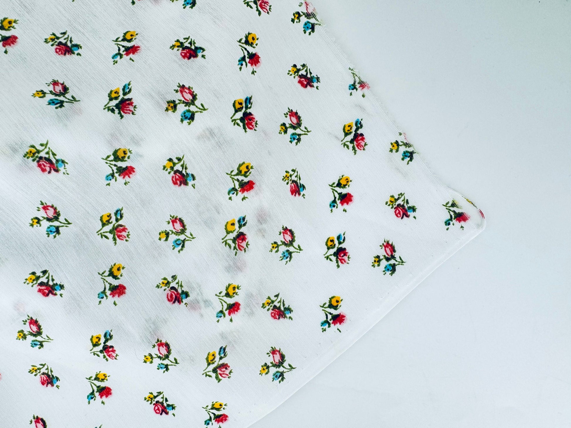 Product image for 'vintage floral bouquet print semi sheer polyester fabric material 45 x 106' (view b52f83)