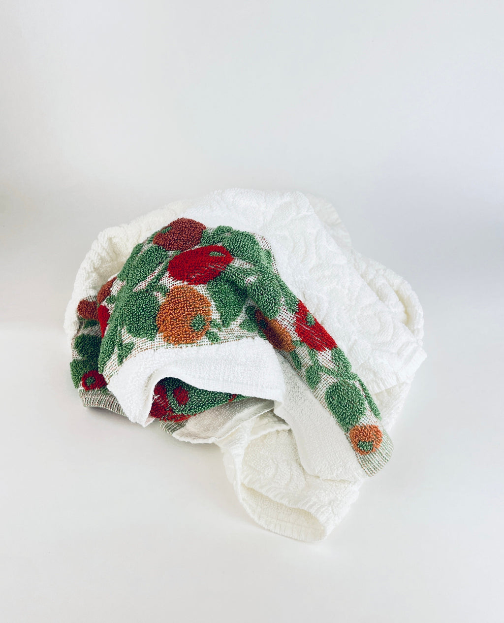 Product image for 'vintage textured bath towel white swirl fruit olive pattern' (view 03ea64)