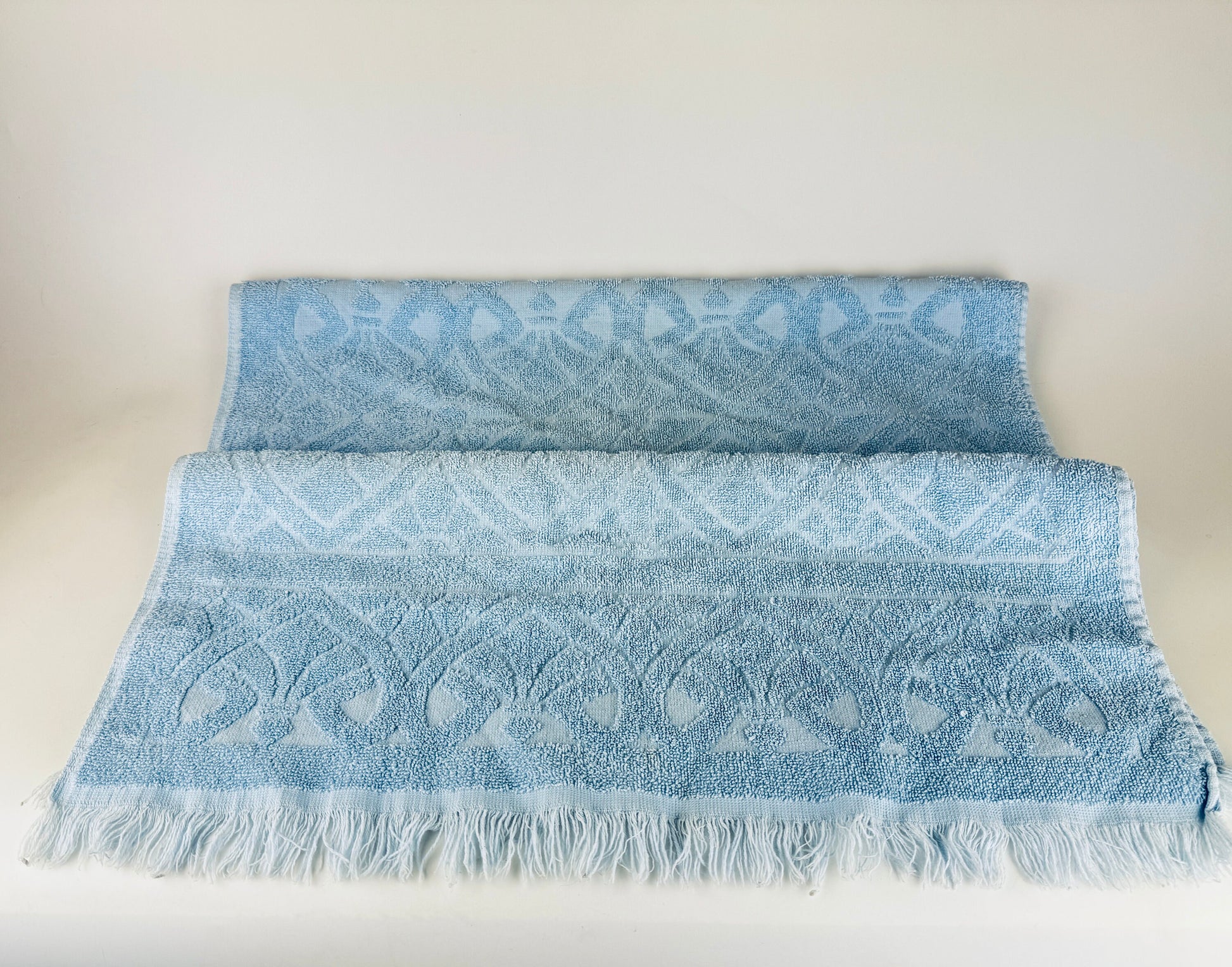Product image for 'vintage blue textured fringe rectangular bath towel cotton polyester blend made in canada' (view 356052)