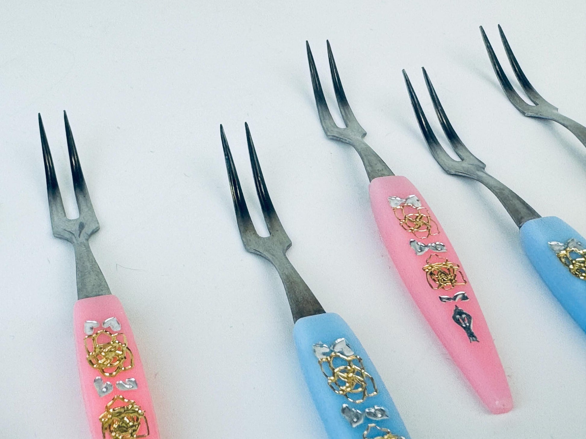 Product image for 'vintage mcm pink blue beige plastic stainless steel metal appetiser cocktail utensil picks set of six 6 made in japan' (view f1f0ae)
