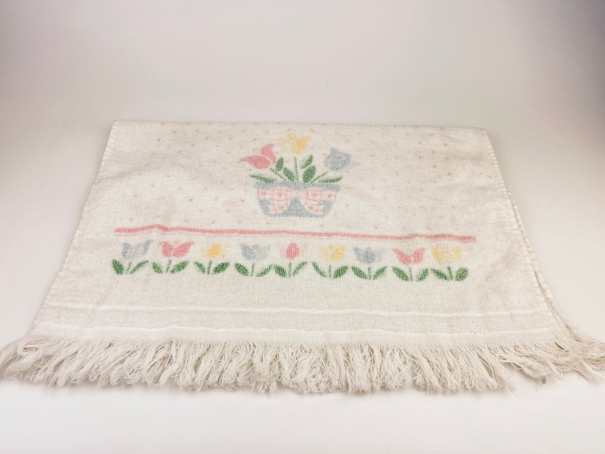 Product image for 'vintage spring floral rectangular fringe hand towel' (view 3b83e6)