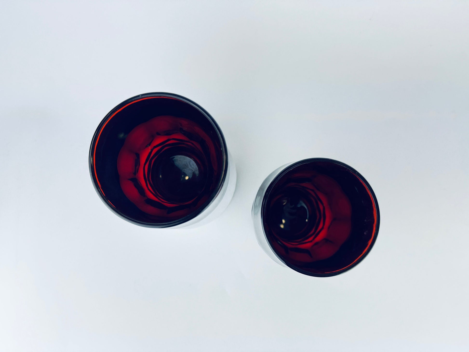 Product image for 'vintage georgian ruby red chiselled heavy glass pedestal tumbler glasses set of two 2 anchor hocking made in usa' (view 9603d0)