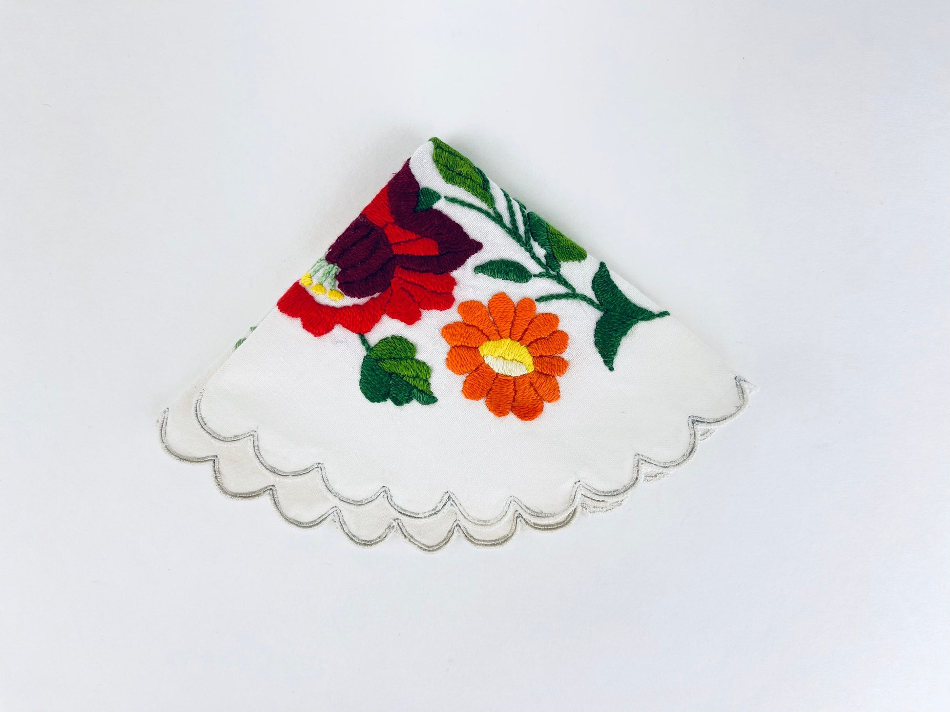 Product image for 'vintage circular scalloped edge folks floral pattern table linen doily' (view bbe24a)