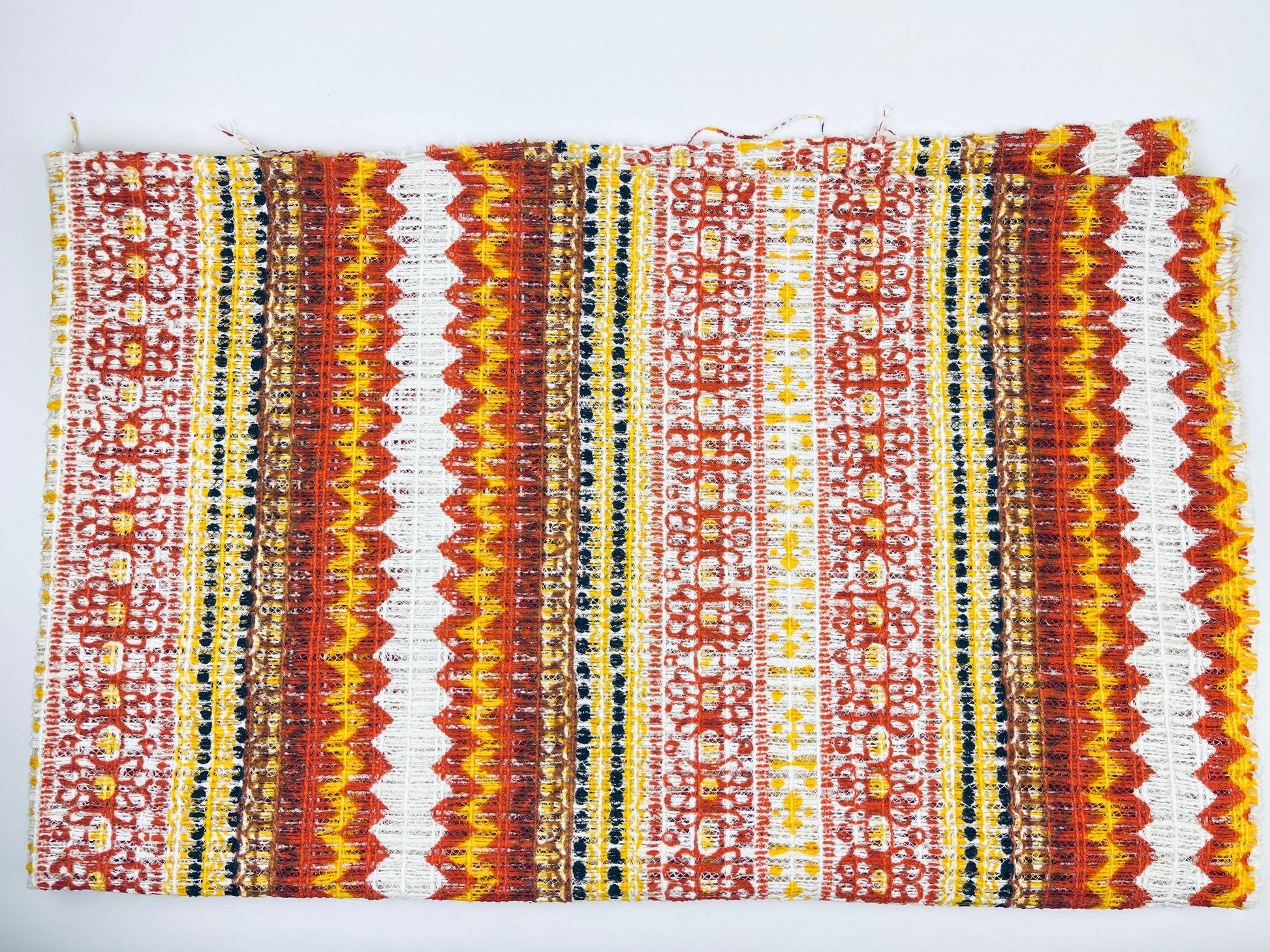 Product image for 'vintage groovy daisy flower power thick woven cotton polyester blend fabric' (view 3e9f29)