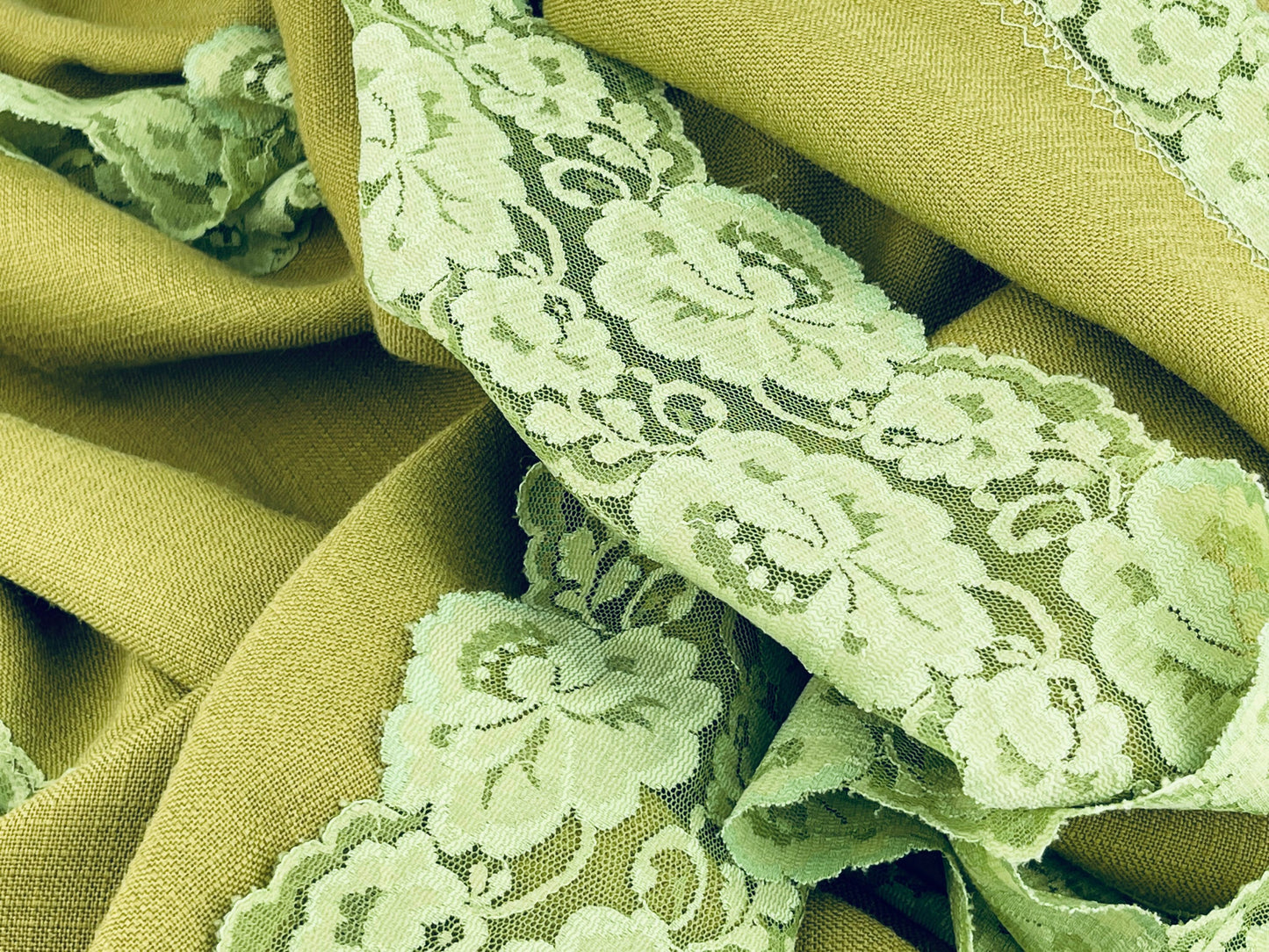 Product image for 'vintage olive green lace edge table cloth 51 x 67' (view 88b242)