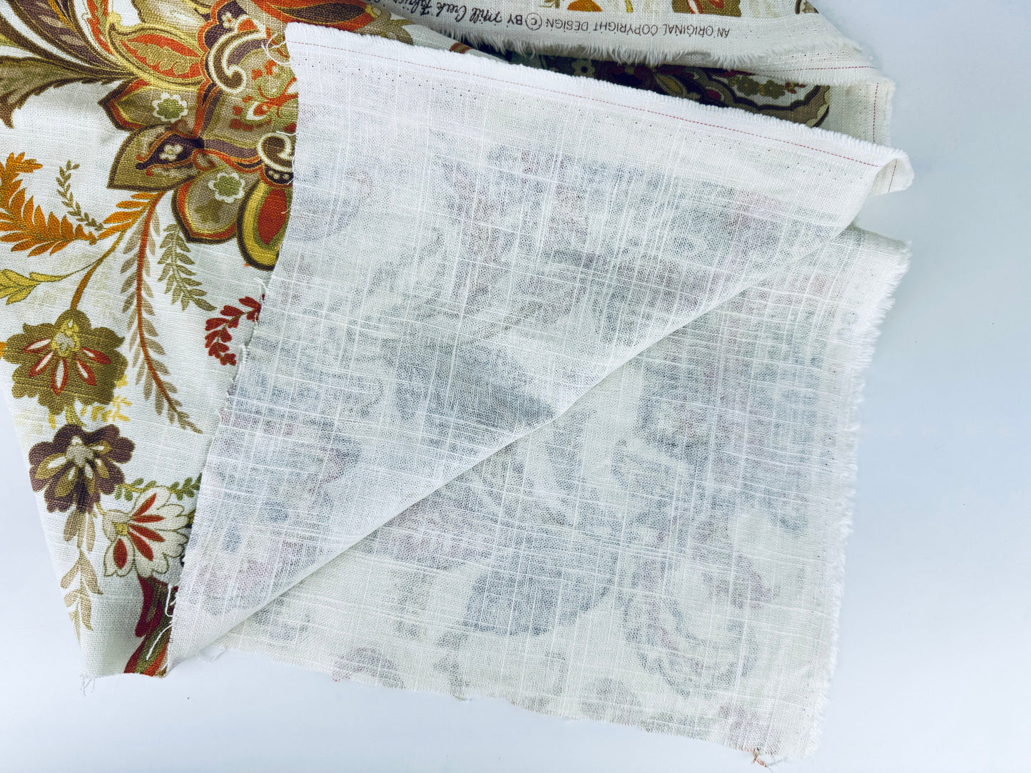 Tissu en lin à imprimé cachemire floral vintage grand format - Par Mill Creek Fabrics - 40" x 54"
