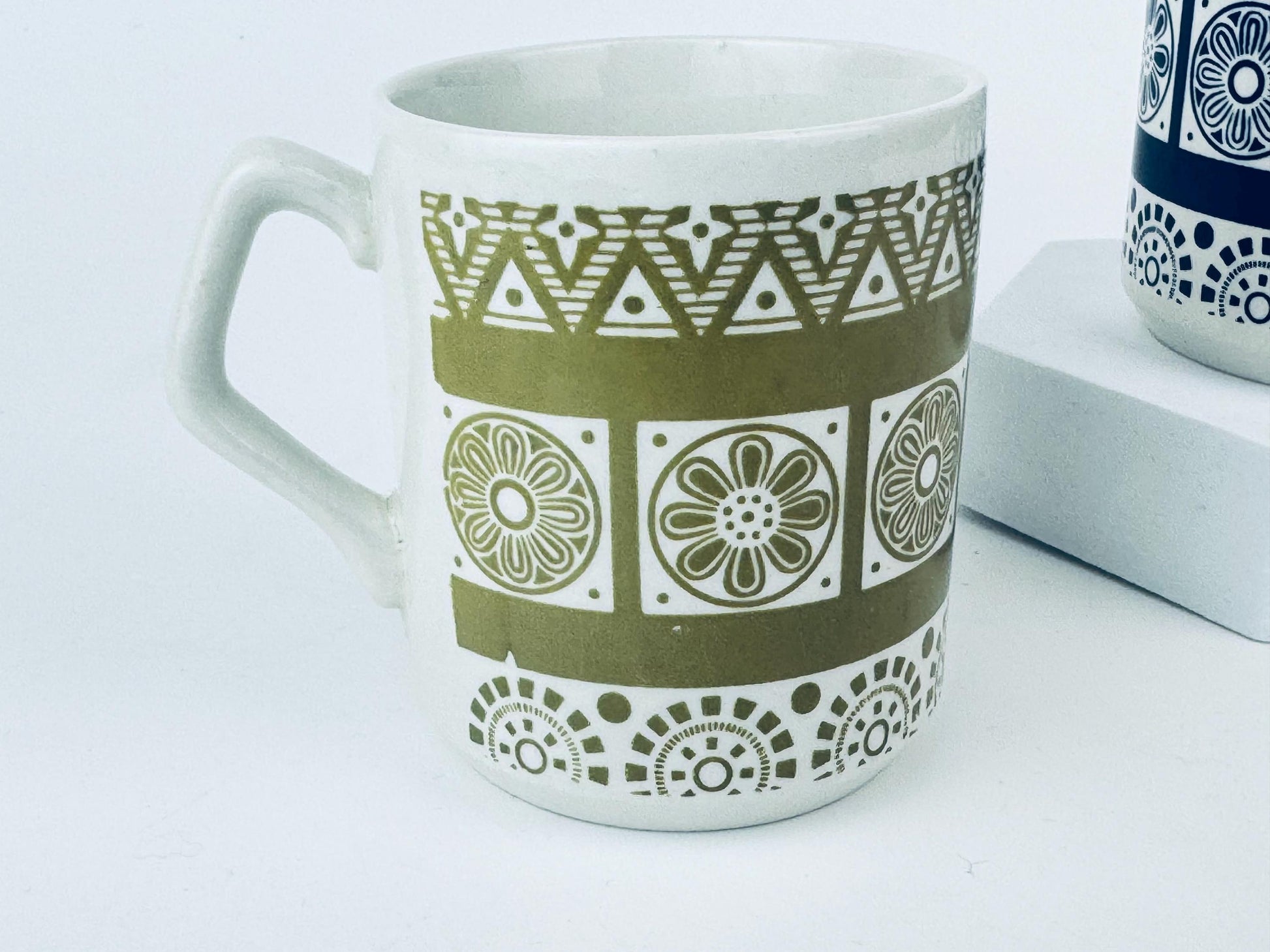 Product image for 'vintage mid century modern c e england ceramic mugs set of 2' (view f4a912)