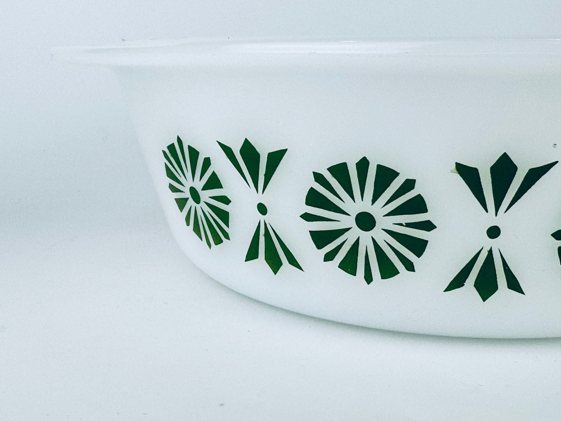 Product image for 'vintage glasbake green pinwheel bushel of wheat pattern casserole dish 514 2 qt made in usa' (view b34241)