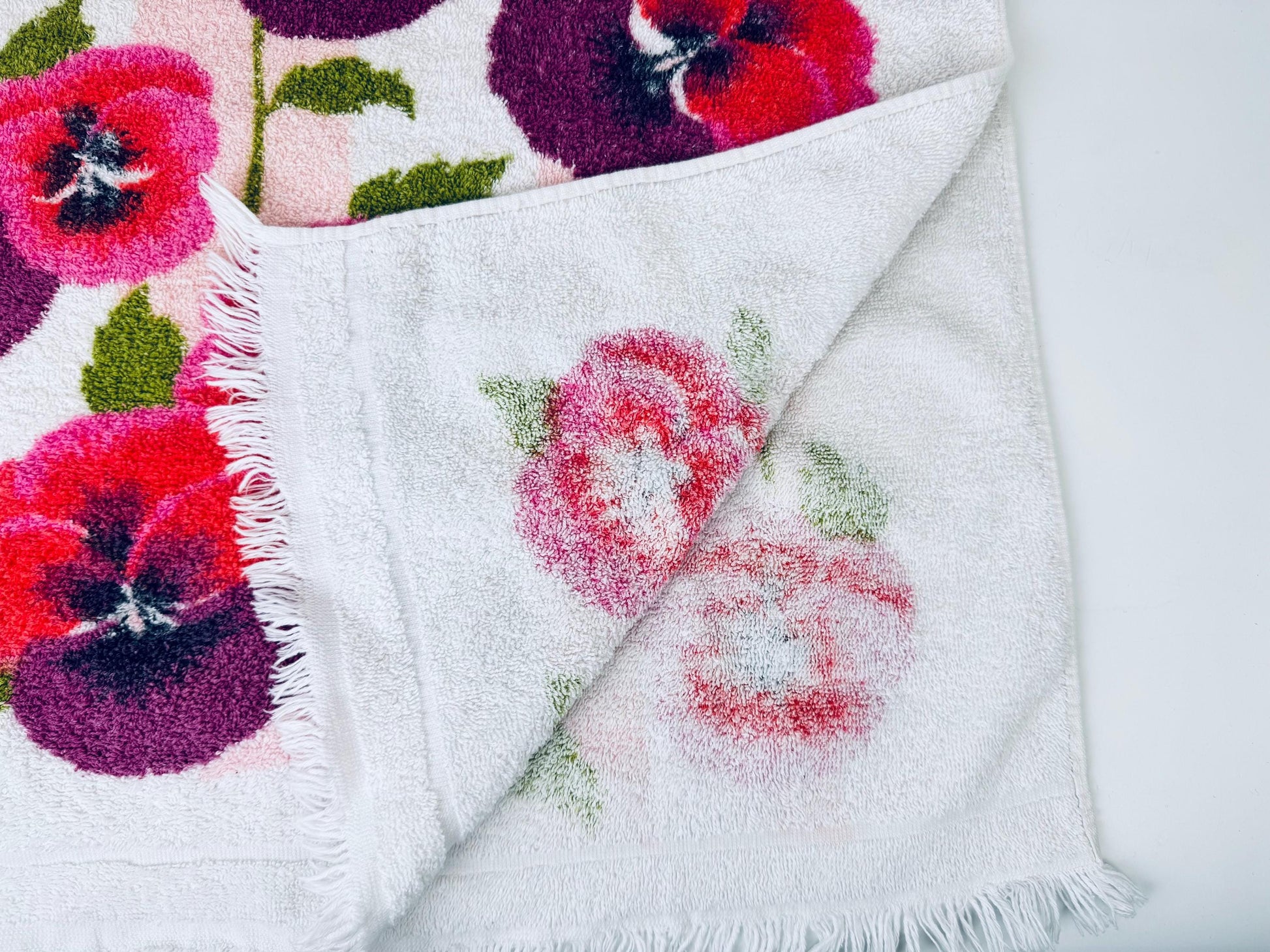 Product image for 'vintage pink purple pansies floral fringe bath towel made in canada' (view 820bc8)