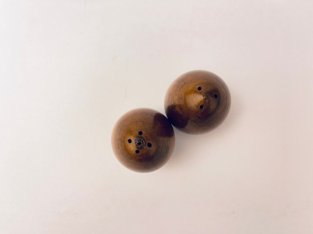 Product image for 'vintage mcm oblong shaped wood salt pepper wood shakers' (view 377847)
