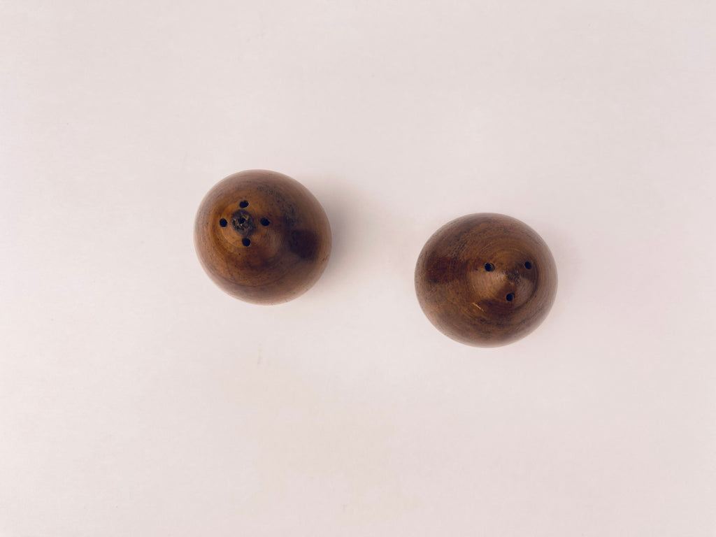 Product image for 'vintage mcm oblong shaped wood salt pepper wood shakers' (view 40bcde)