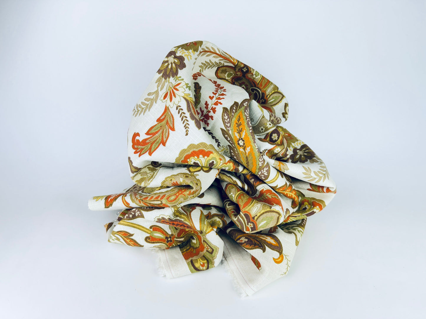 Tissu en lin à imprimé cachemire floral vintage grand format - Par Mill Creek Fabrics - 40" x 54"