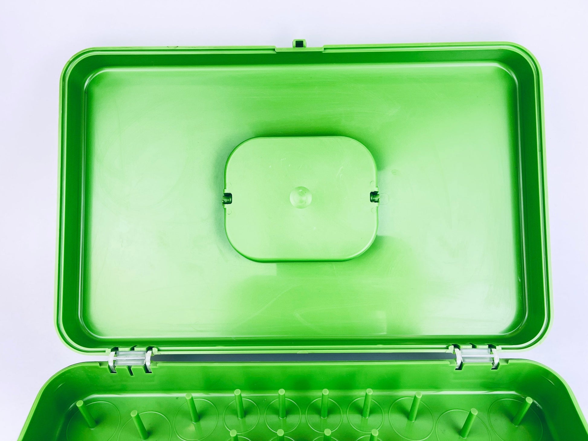 Product image for 'vintage wilson wil hold sewing box medium avocado green swirl pattern with plastic organizers handle' (view 2039a2)